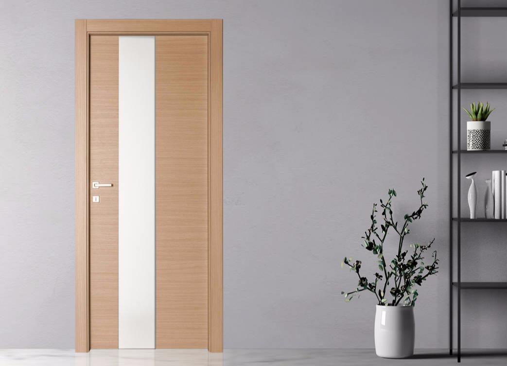 PORTE IN LAMINATINO IMIC - MATERIKA  MOD. 270 V ANTA TAMBURATA CON VENATURA ORIZZONTALE E VETRO TEMPERATO SATINATO