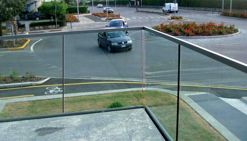 Parapetto in vetro stratificato temperato provvisto di accessori  BELLINVETRO 02
