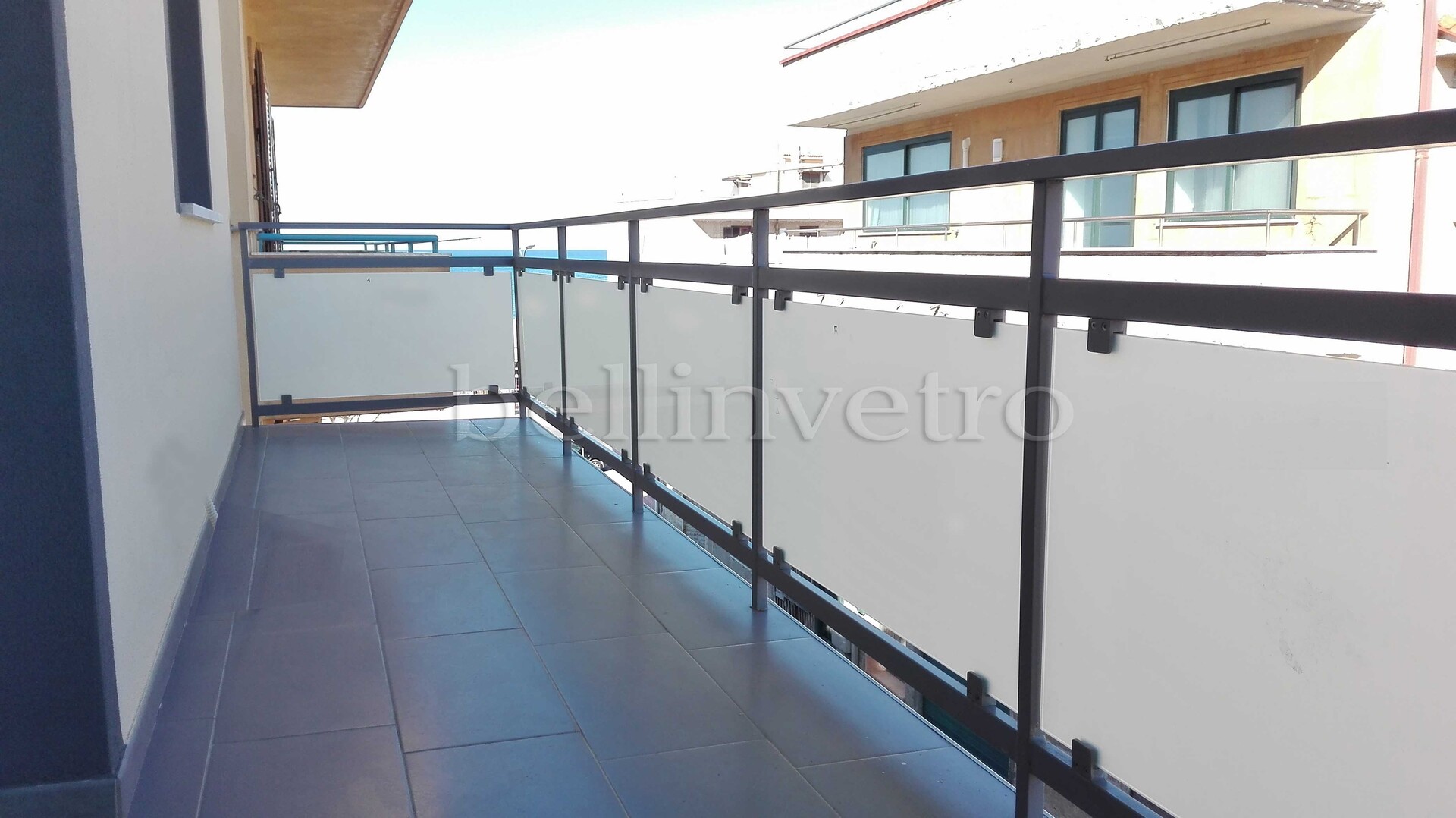 parapetto in vetro stratificato temperato provvisto di accessori  BELLINVETRO 05