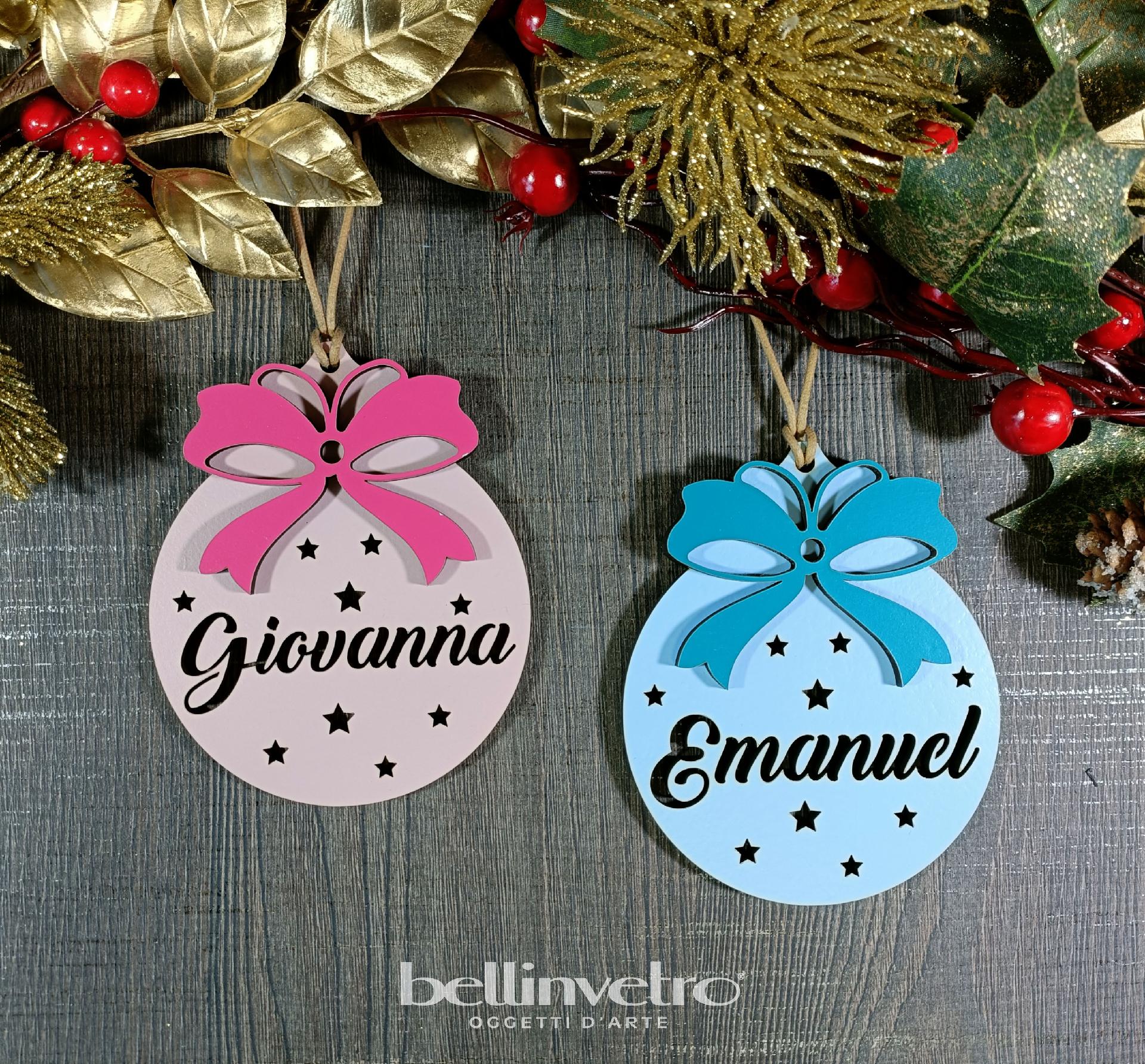 Pallina natalizia in legno colorato personalizzata  con fiocco a rilievo BELLINVETRO VR 63
