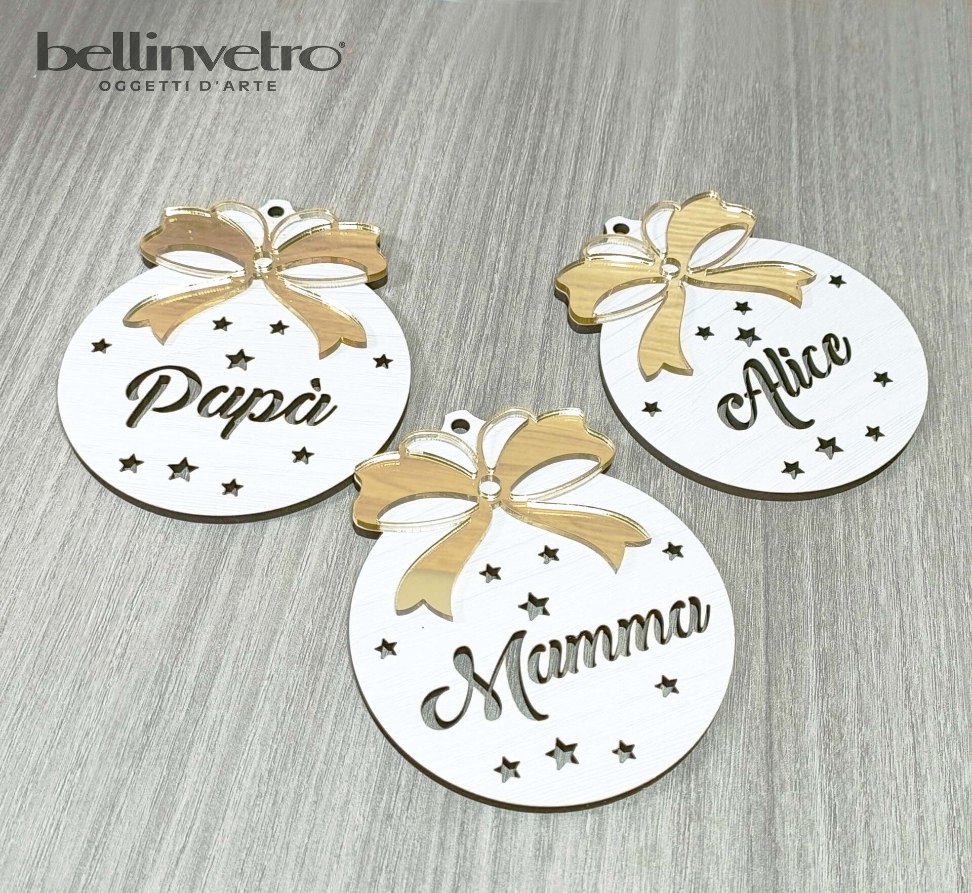 Pallina natalizia in legno personalizzata  con fiocco a rilievo BELLINVETRO VR 63 A-B-C FL 01 + SP ORO
