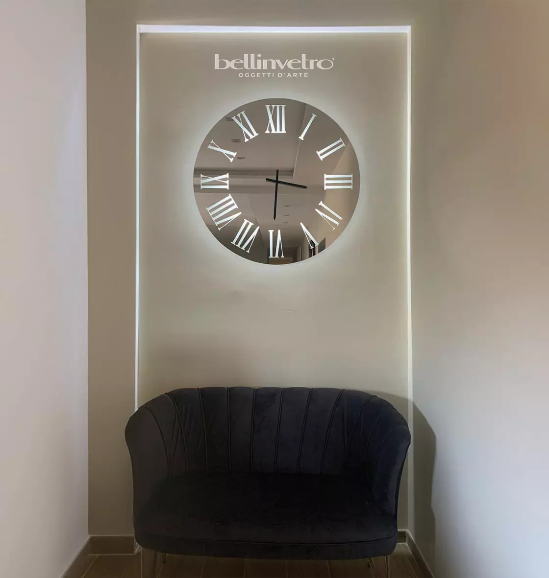 Orologio da parete a specchio retroilluminato a led con numeri incisi BELLINVETRO VR 848