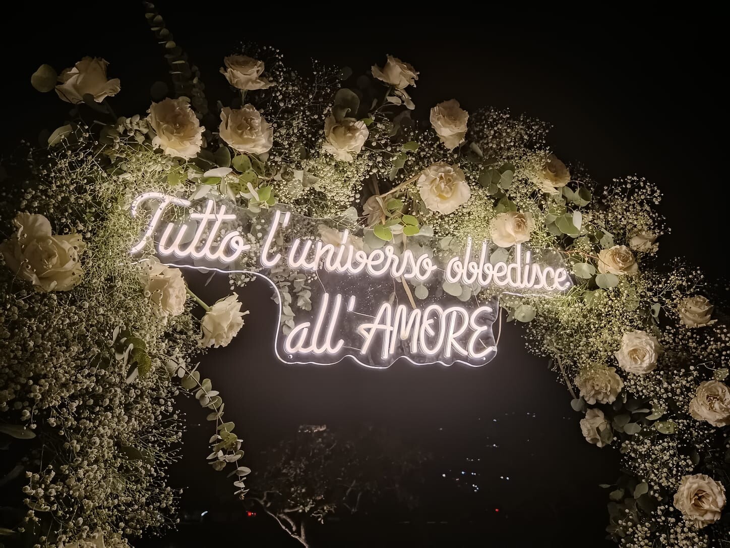 Scritta neon led monocolore - Tutto l'universo obbedisce all'AMORE BELLINVETRO VR 1286