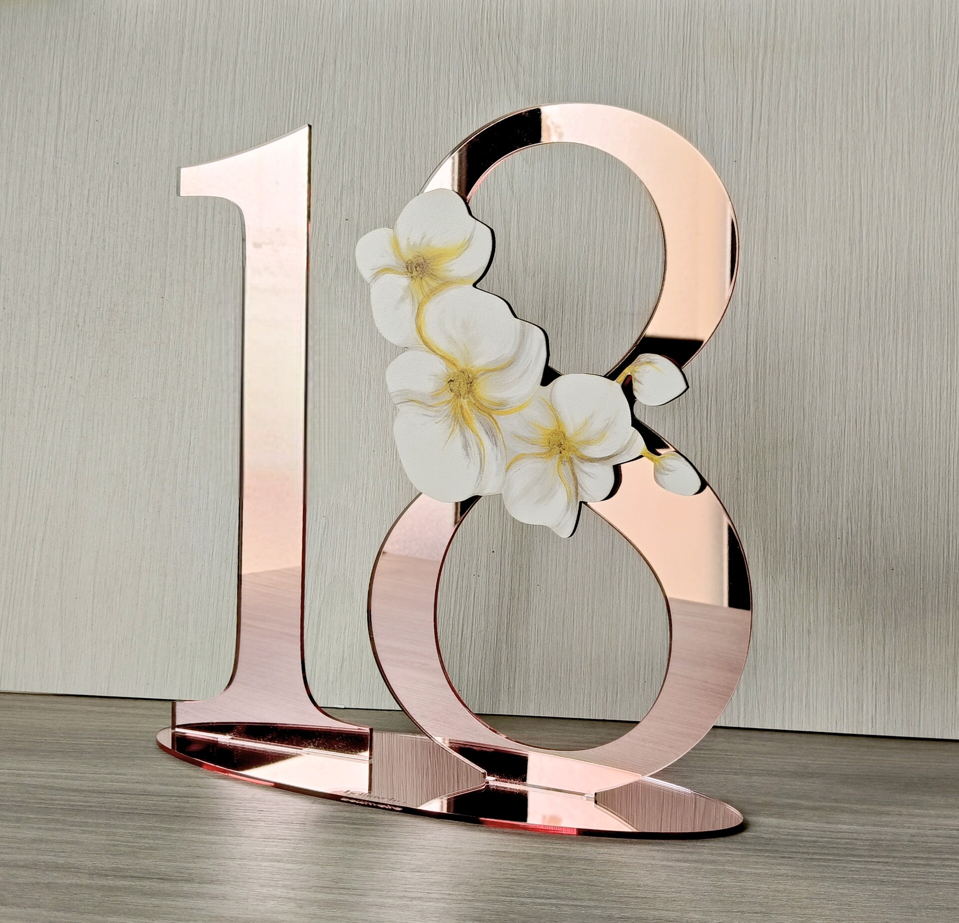 Numero personalizzabile in plexiglass specchiato con decoro floreale BELLINVETRO VR 422