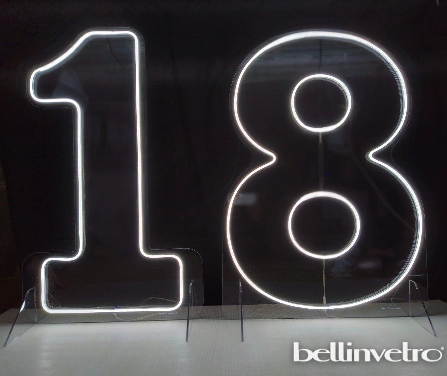 Numeri neon singoli doppia linea - monocolore o RGB da parete | d'appoggio BELLINVETRO VR 1361