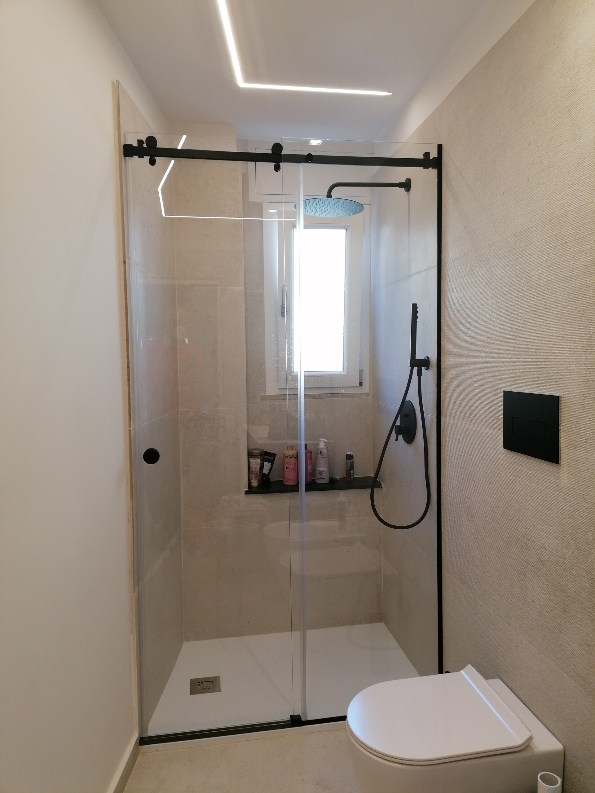 box doccia scorrevole in vetro temperato provvisto di accessori finitura nero opaco bellinvetro 39