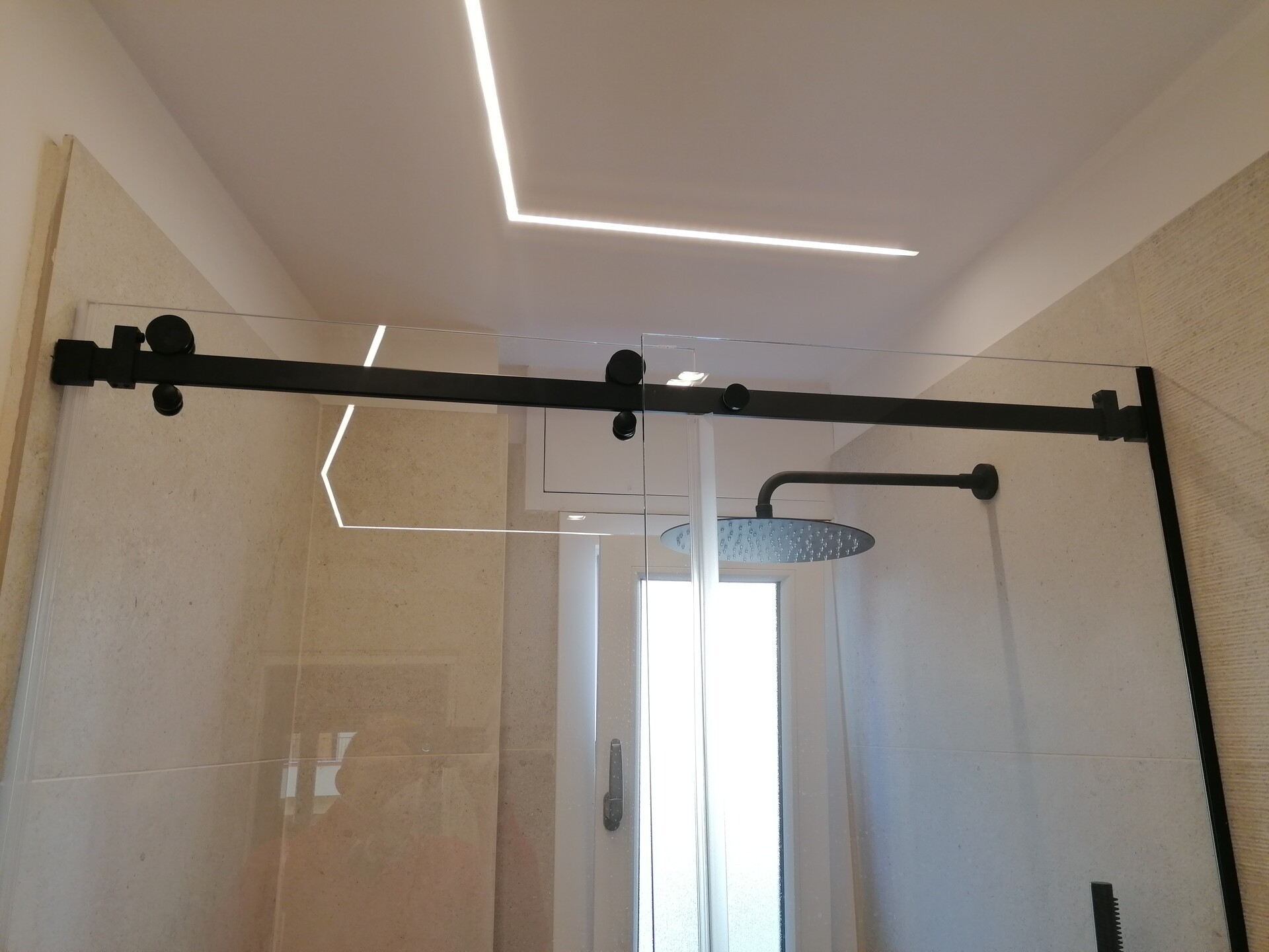 box doccia scorrevole in vetro temperato provvisto di accessori finitura nero opaco bellinvetro 39