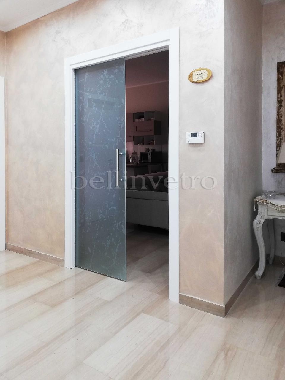 Porta in vetro  temperato da 8 mm con decoro sabbiato bellinvetro cod 830