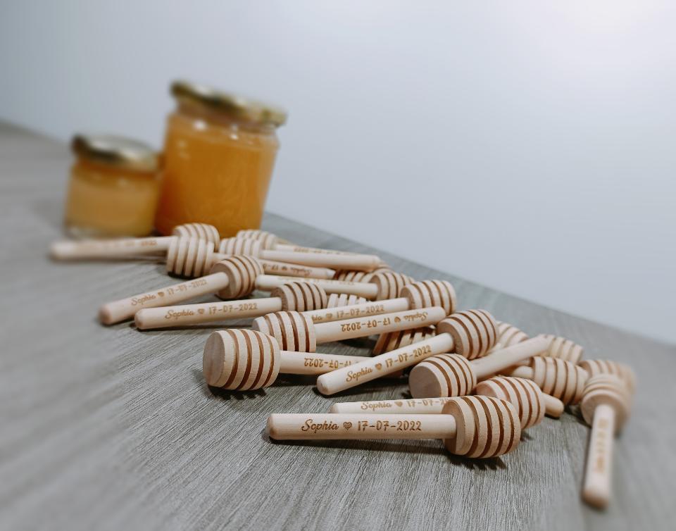 Spargimiele in legno personalizzato con logo, nomi, date , disegni BELLINVETRO VR 09
