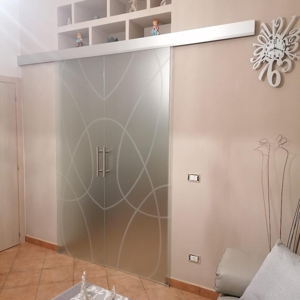 Porta in vetro scorrevole con binario bellinvetro cod 842