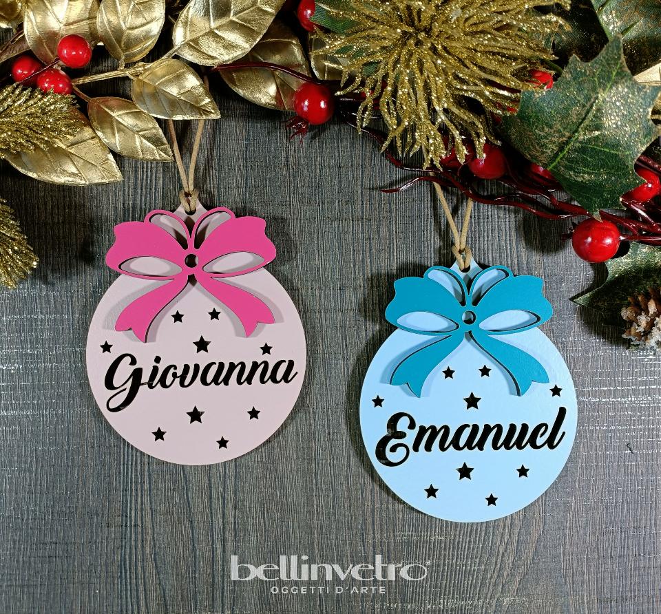 Pallina natalizia in legno colorato personalizzata  con fiocco a rilievo BELLINVETRO VR 63