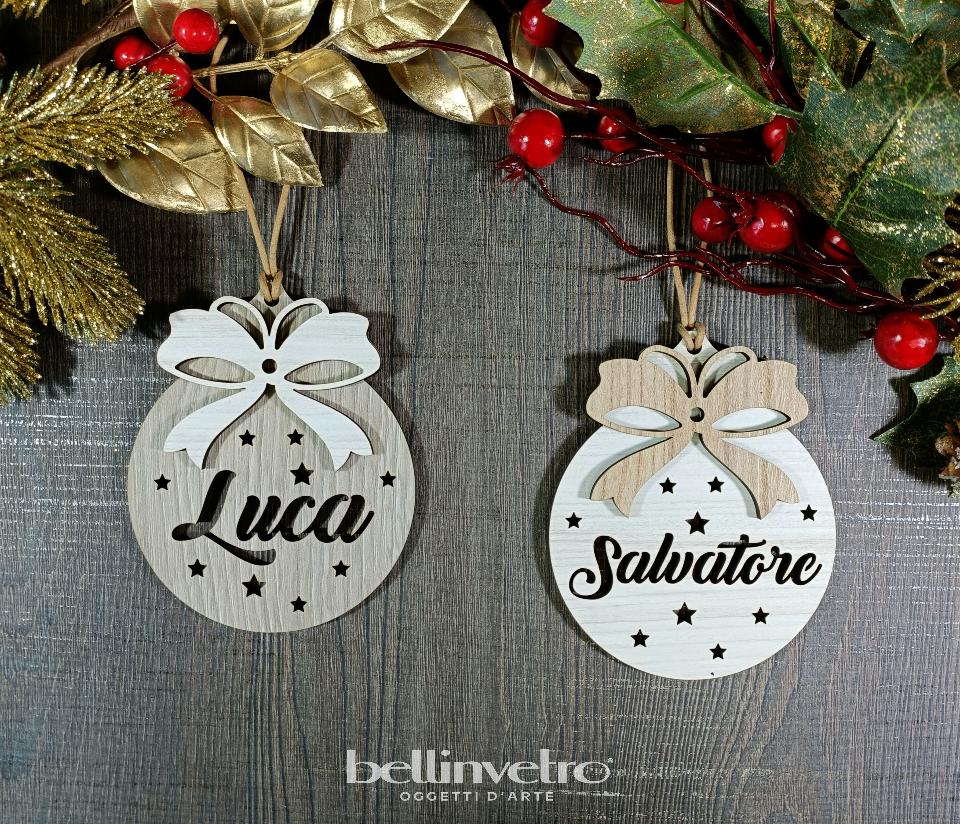 Pallina natalizia in legno colorato personalizzata  con fiocco a rilievo BELLINVETRO VR 63