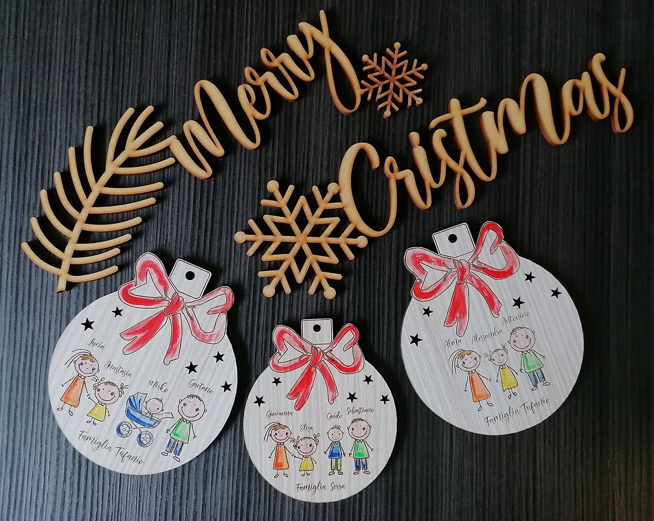 Pallina natalizia Family in legno personalizzata incisa e dipinta a mano BELLINVETRO VR 82
