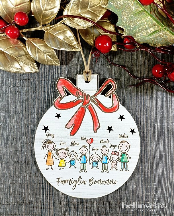 Pallina natalizia Family in legno personalizzata incisa e dipinta a mano BELLINVETRO VR 82