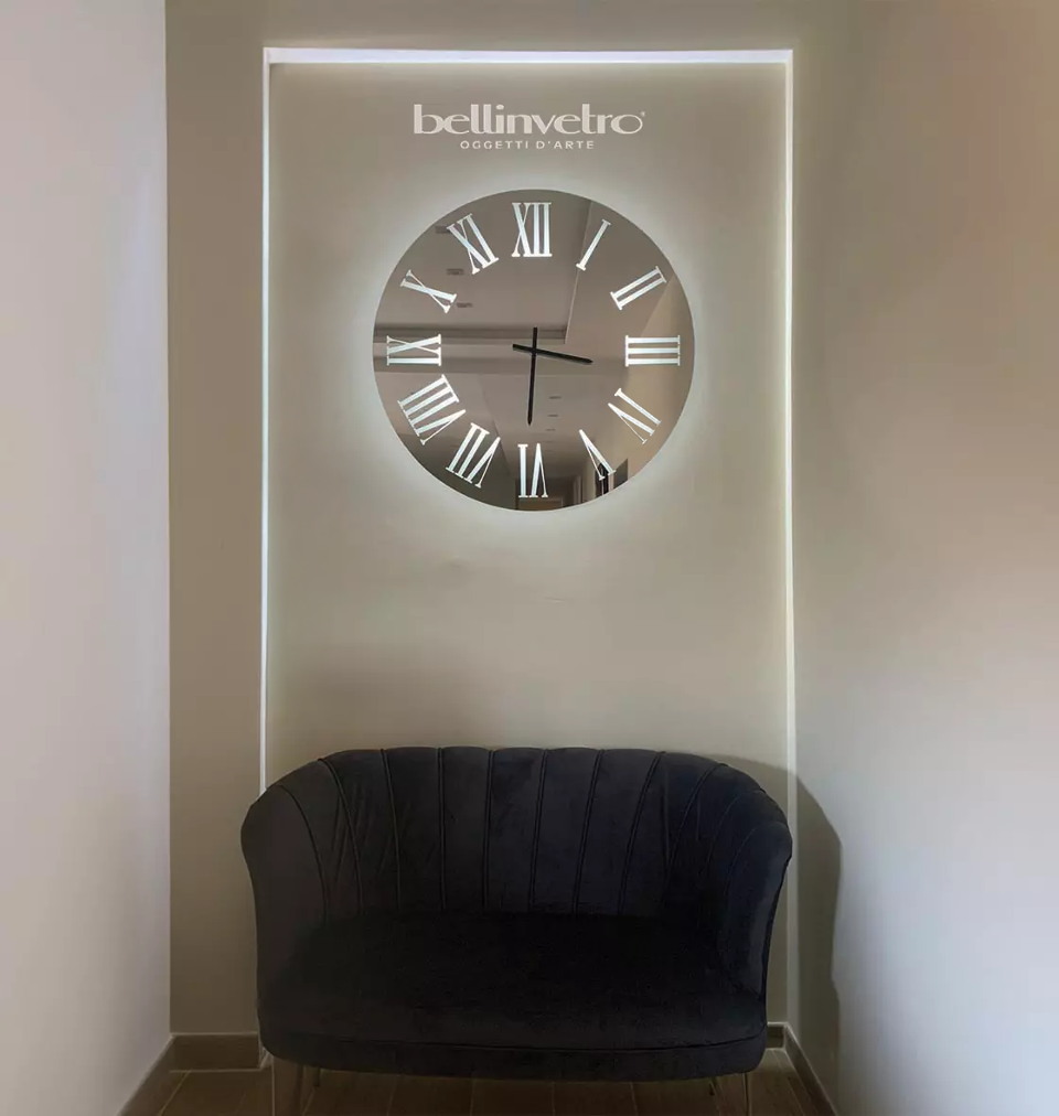 Orologio da parete a specchio retroilluminato a led con numeri incisi BELLINVETRO VR 848
