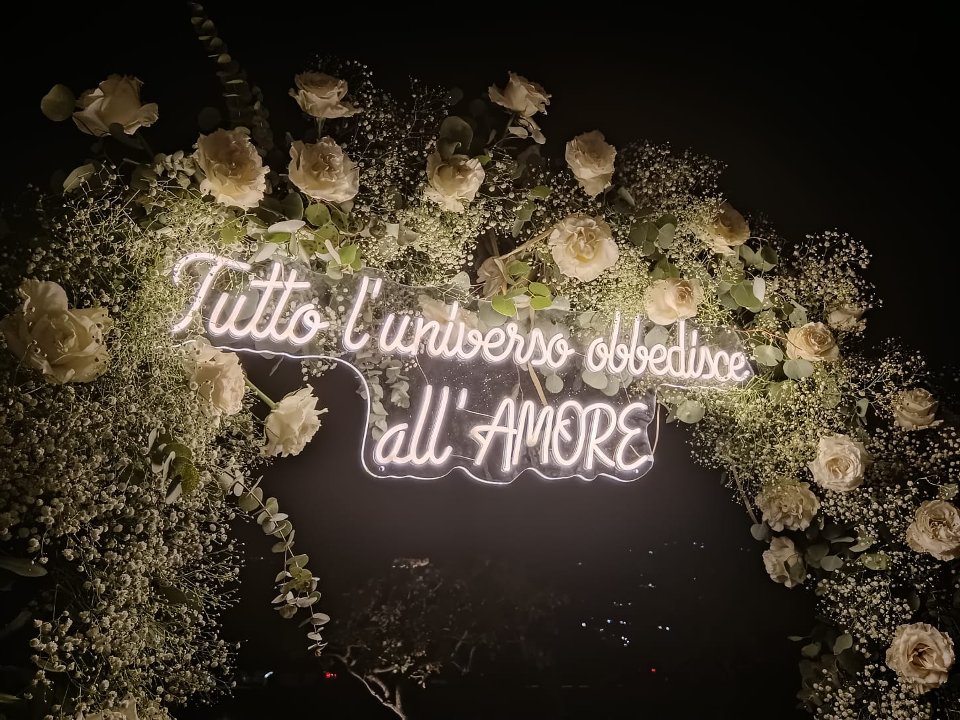 Scritta neon led monocolore - Tutto l'universo obbedisce all'AMORE BELLINVETRO VR 1286
