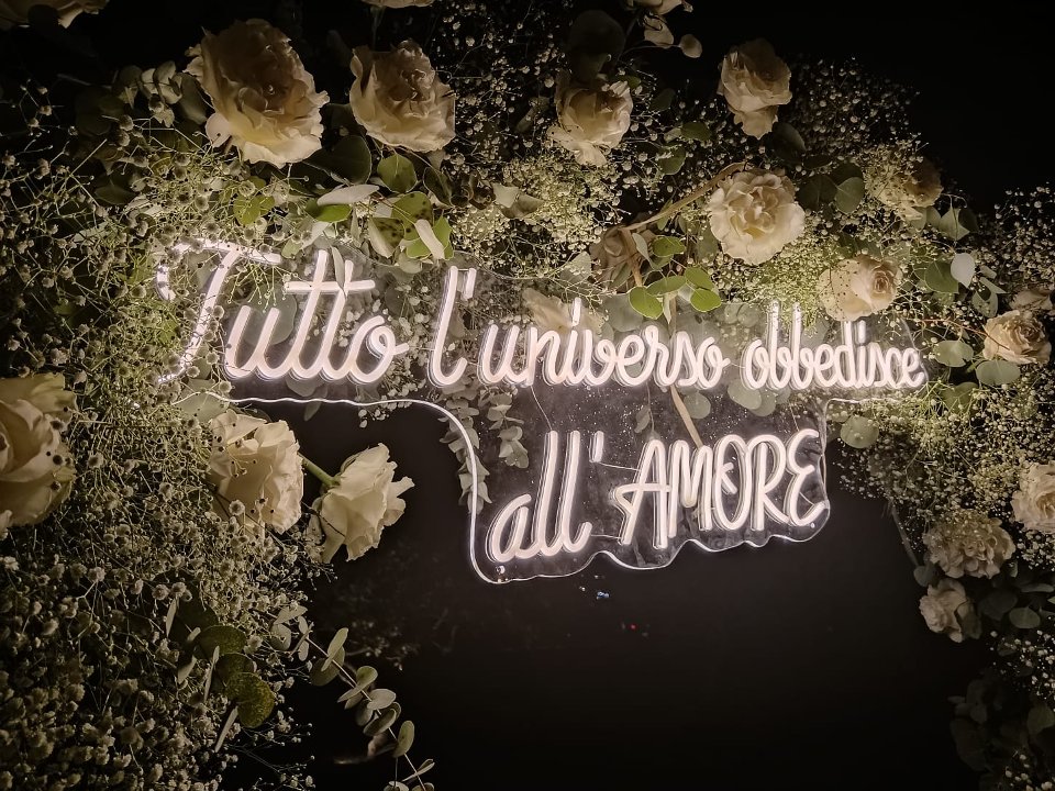 Scritta neon led monocolore - Tutto l'universo obbedisce all'AMORE BELLINVETRO VR 1286