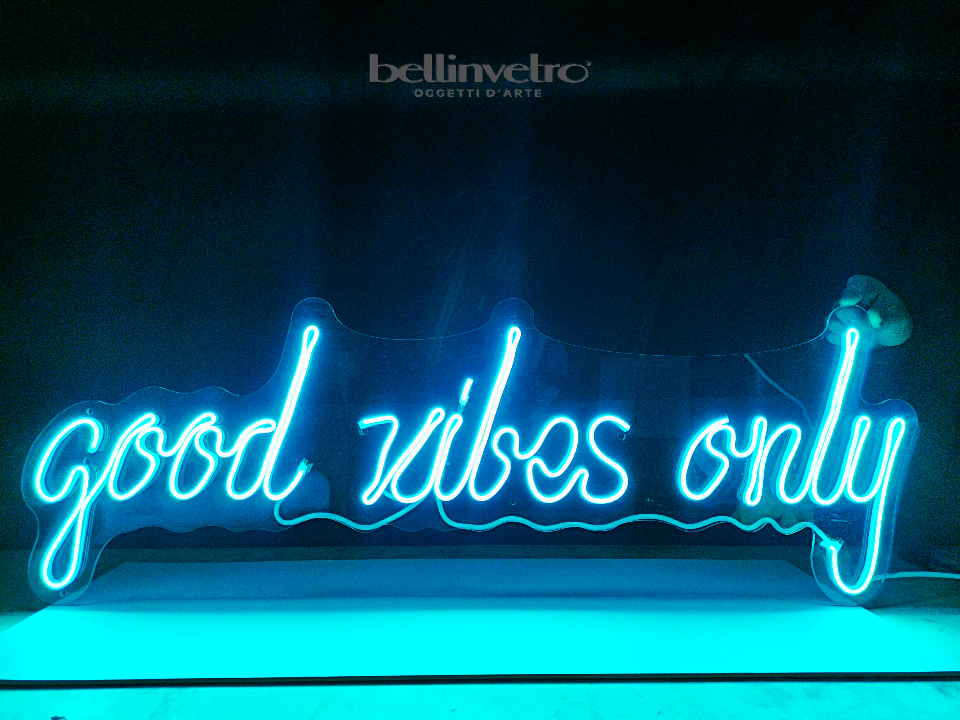 Scritta neon - good vibes only monocolore o RGB da parete BELLINVETRO VR 830