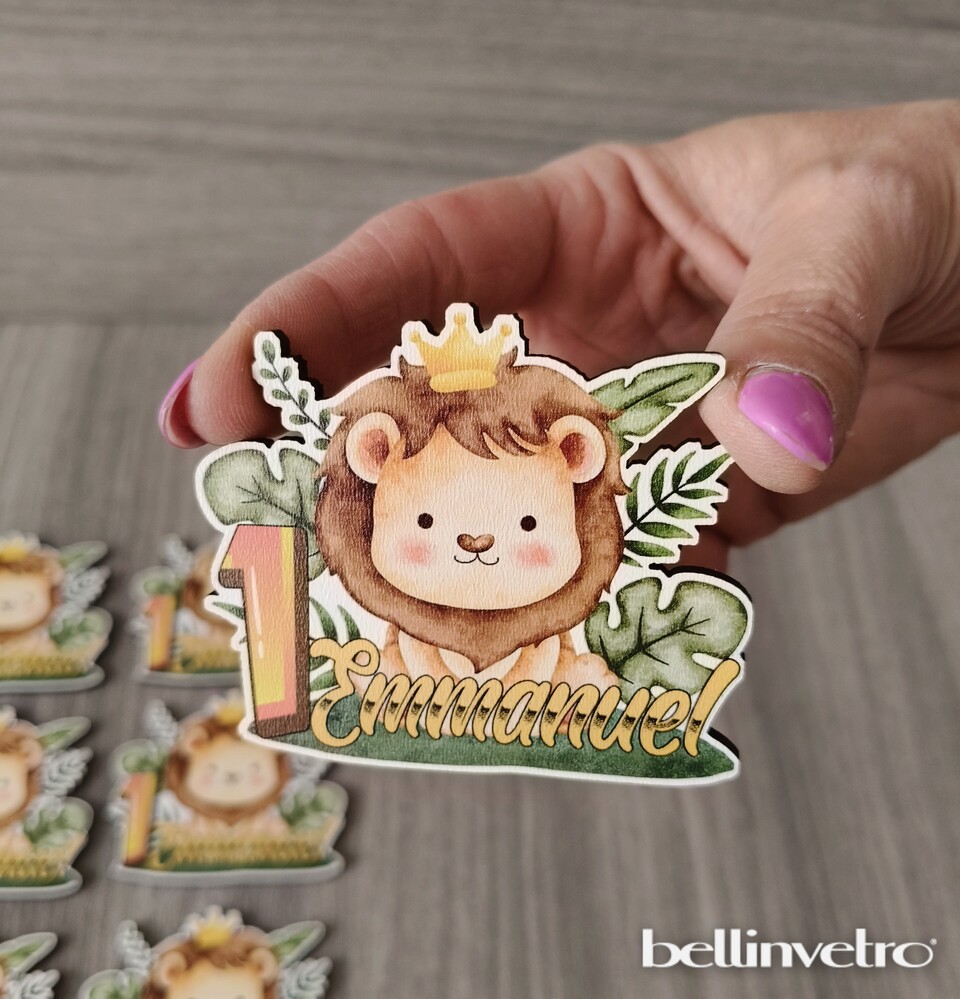 Calamita/portachiave/oggetto in legno per bomboniera con leone della savana BELLINVETRO VR-UV 1304