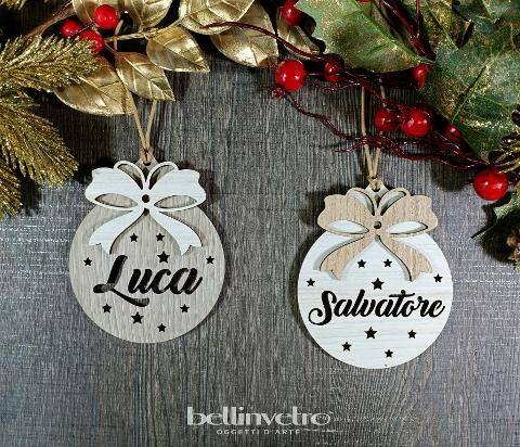 Pallina natalizia in legno colorato personalizzata  con fiocco a rilievo BELLINVETRO VR 63