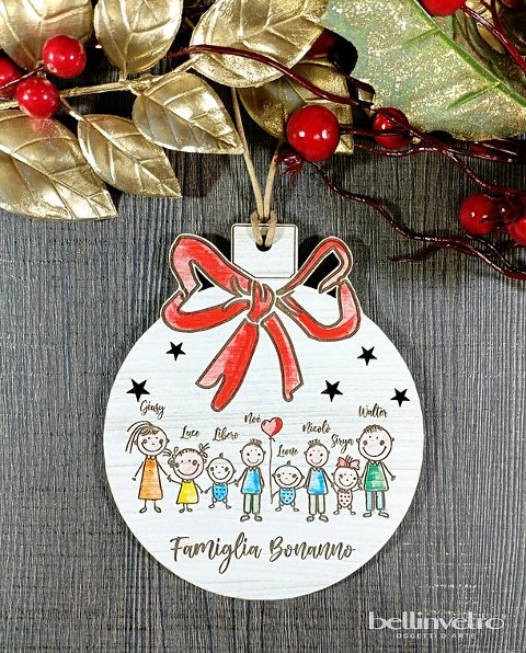 Pallina natalizia Family in legno personalizzata incisa e dipinta a mano BELLINVETRO VR 82