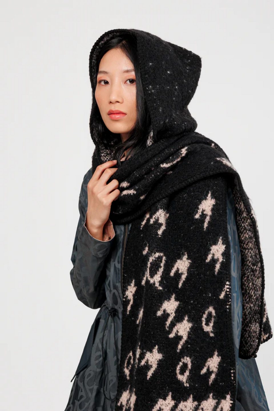 Sciarpa Donna con cappuccio nera e beige ANEKKE