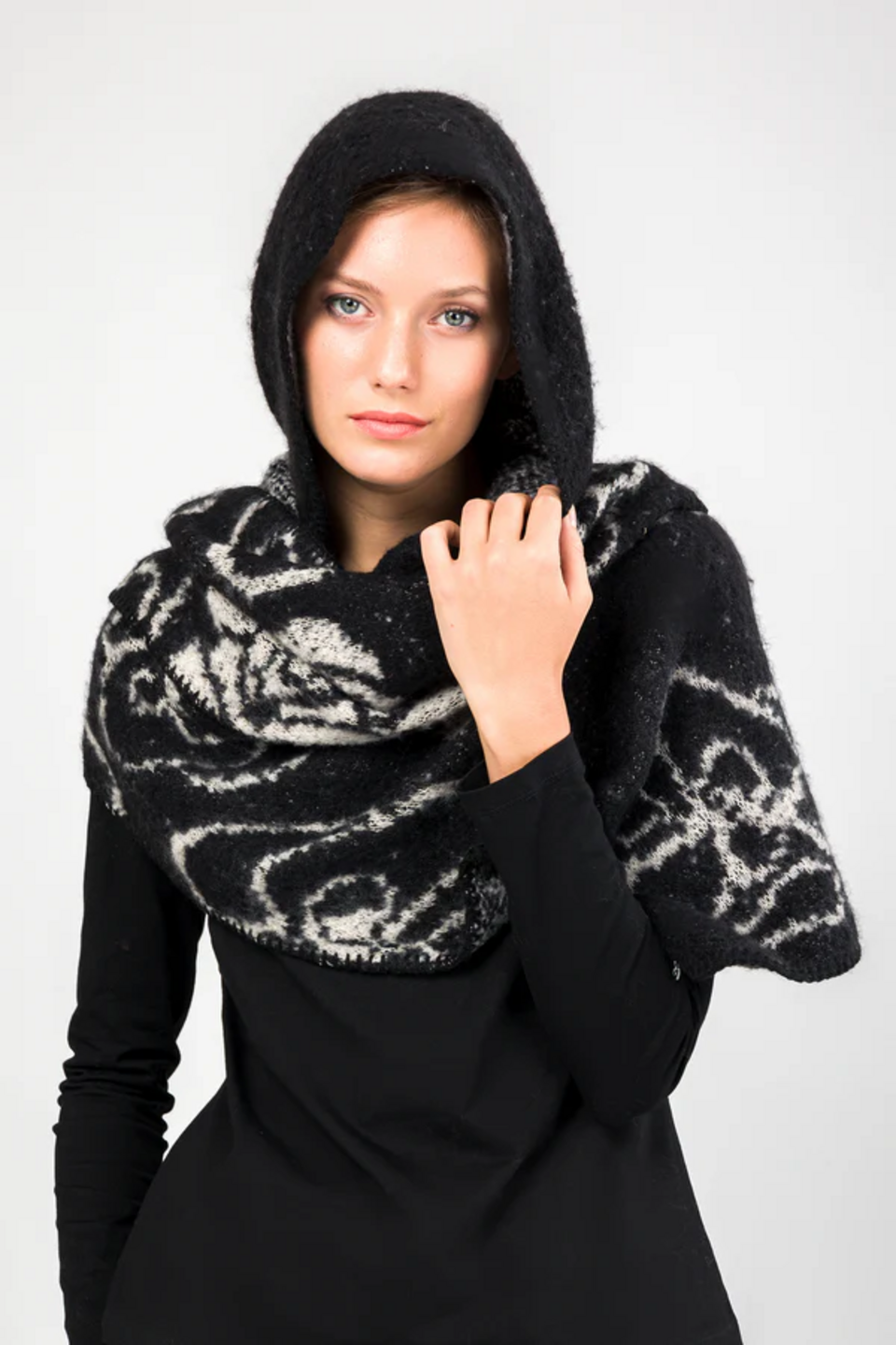 Sciarpa Donna con cappuccio nero bianco ANEKKE