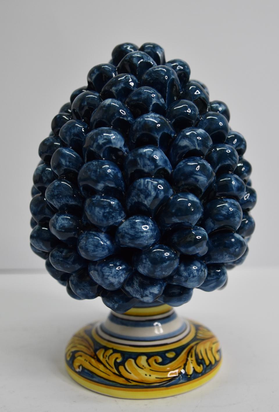 Pigna siciliana in ceramica blu antico h.20 cm Produzione artigianale di Caltagirone con base decorata