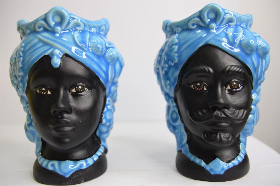 Coppia Teste di moro moderne con frutta h.15 cm Produzione artigianale di Caltagirone nero opaco