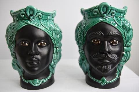 Coppia Teste di moro moderne con frutta h.20 cm Produzione artigianale di Caltagirone nero opaco