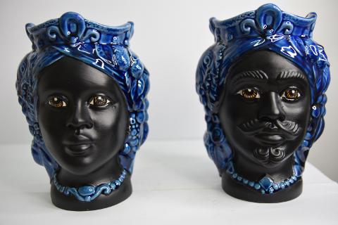 Coppia Teste di moro moderne con frutta h.20 cm Produzione artigianale di Caltagirone nero opaco