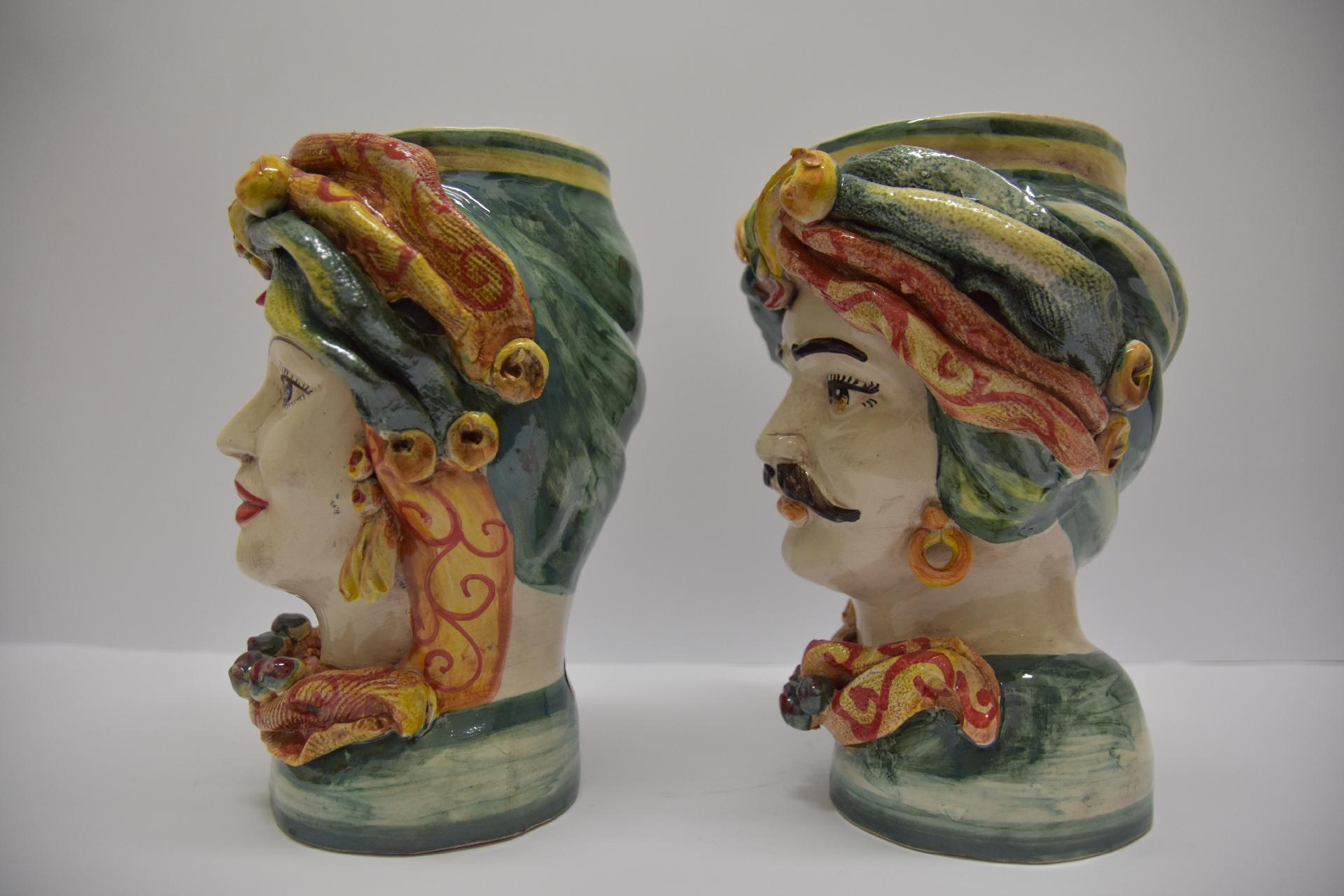 Coppia Teste di moro decoro con turbante rosso verde e giallo Produzione artigianale di Caltagirone h.30cm