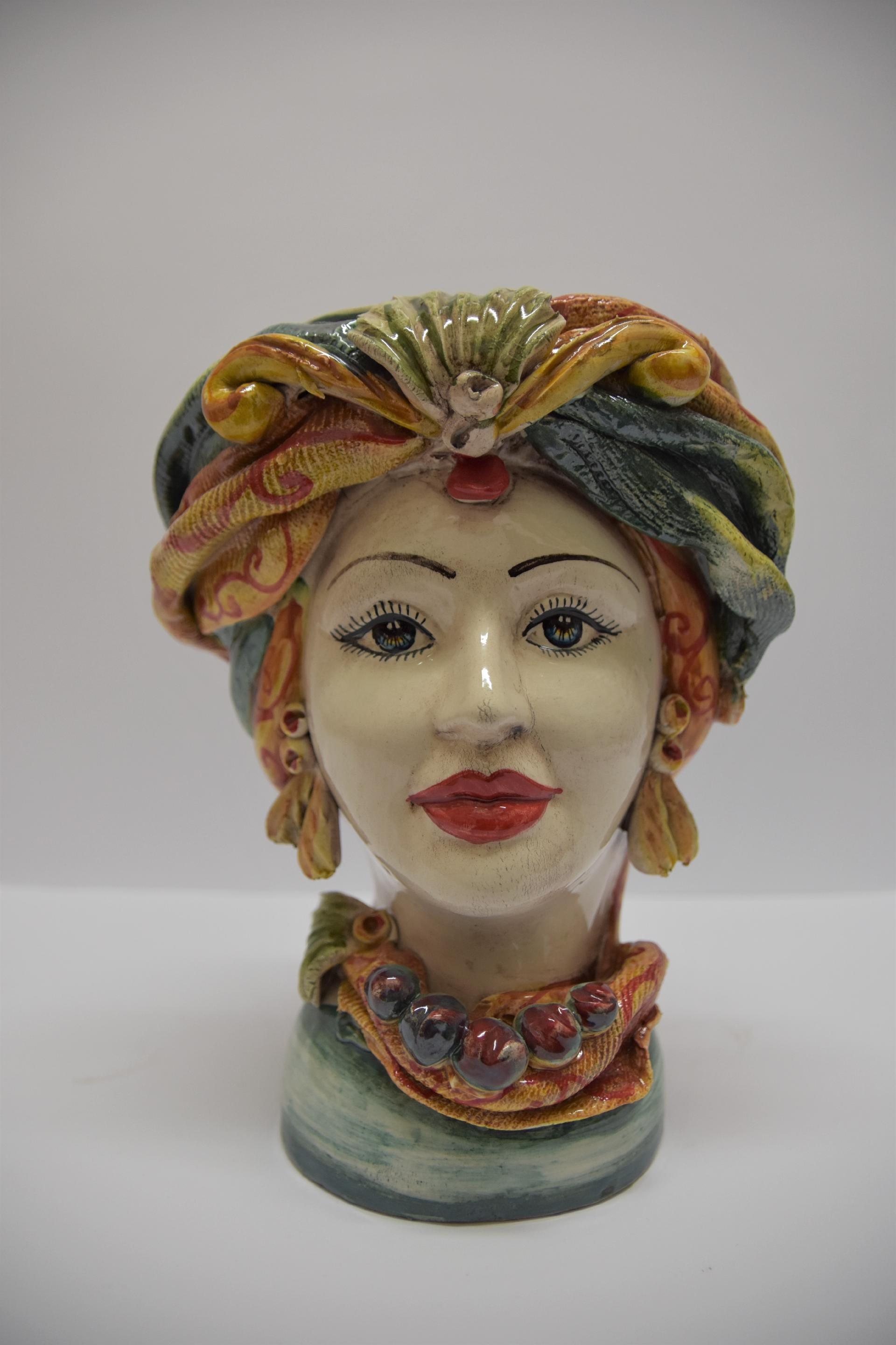 Coppia Teste di moro decoro con turbante rosso verde e giallo Produzione artigianale di Caltagirone h.30cm