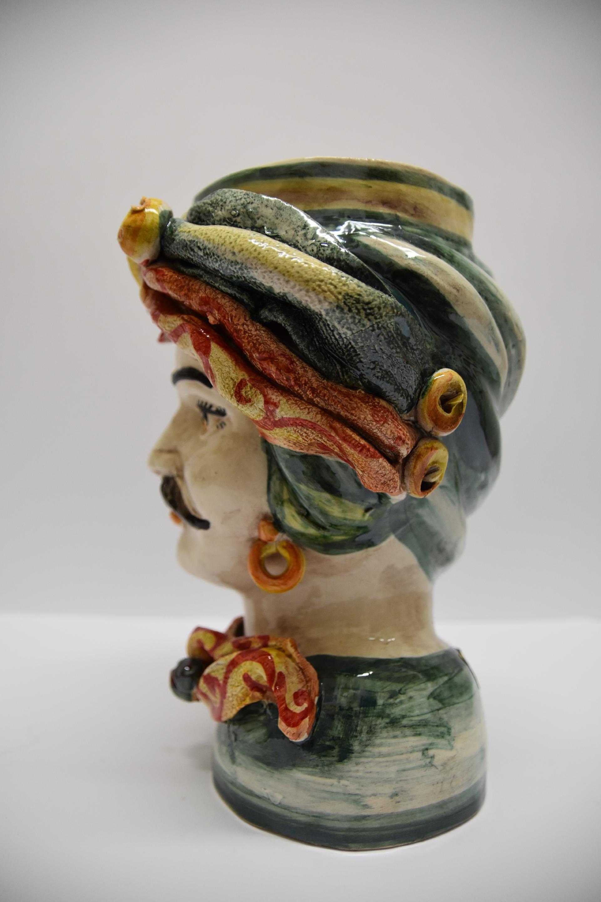 Coppia Teste di moro decoro con turbante rosso verde e giallo Produzione artigianale di Caltagirone h.30cm