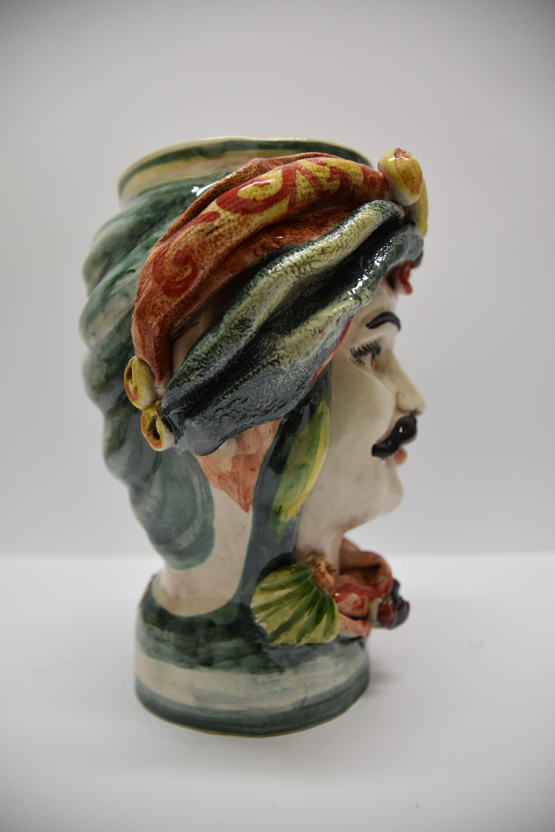 Coppia Teste di moro decoro con turbante rosso verde e giallo Produzione artigianale di Caltagirone h.30cm