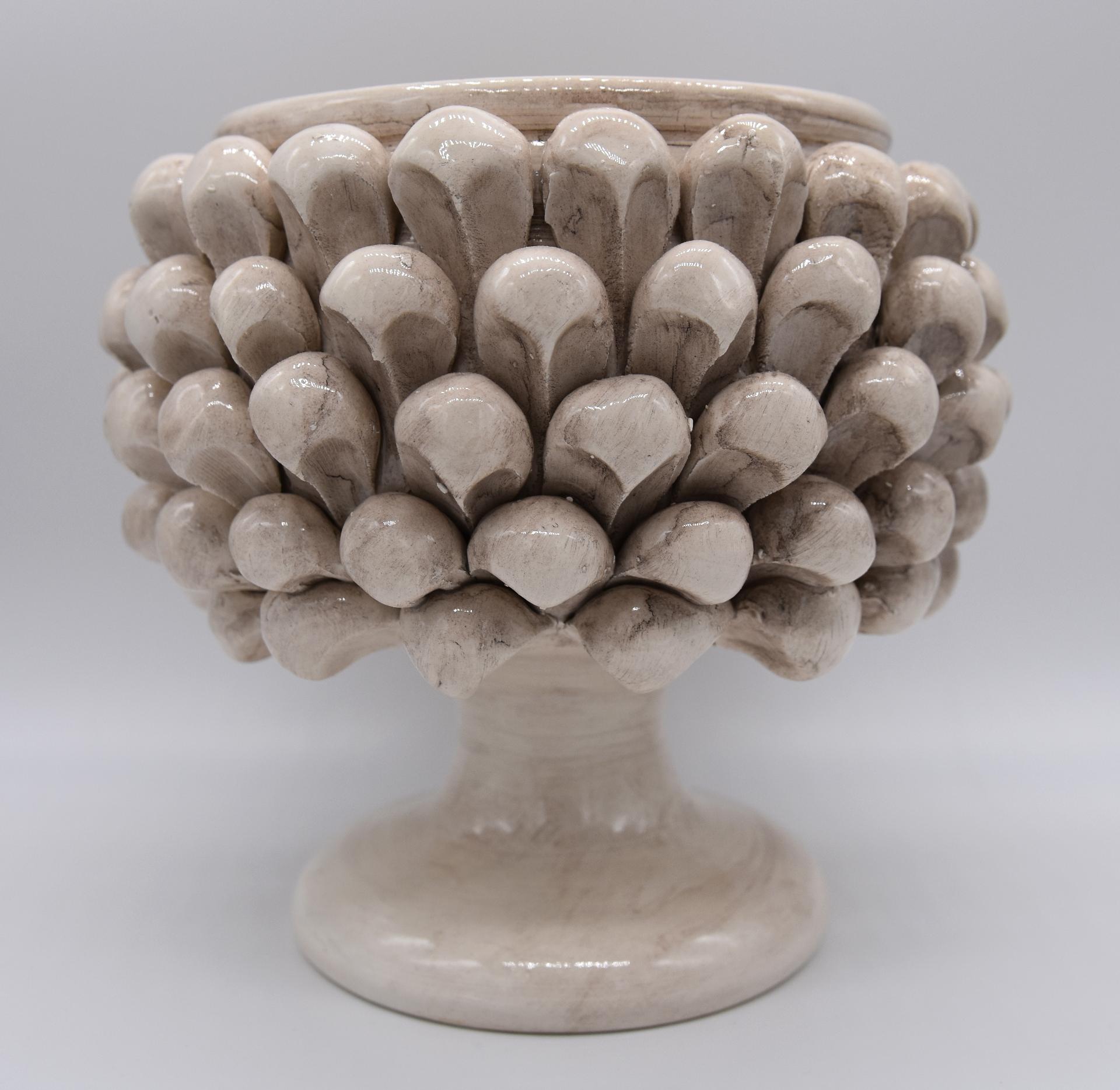 Mezza pigna con alzata decoro bianco antico Produzione artigianale di Caltagirone Diametro 15cm