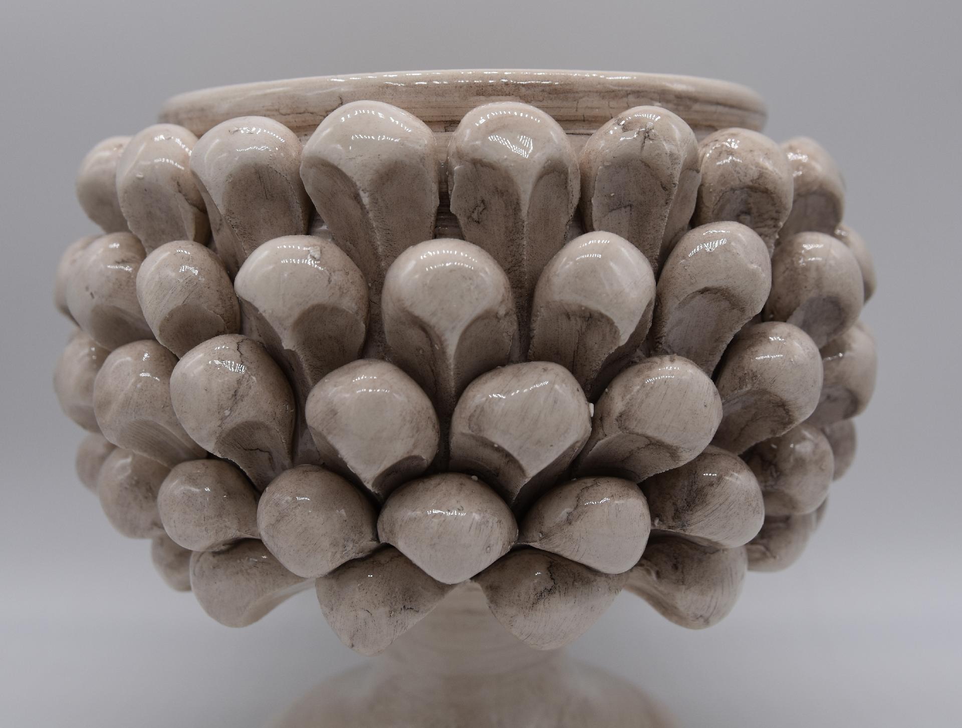 Mezza pigna con alzata decoro bianco antico Produzione artigianale di Caltagirone Diametro 15cm