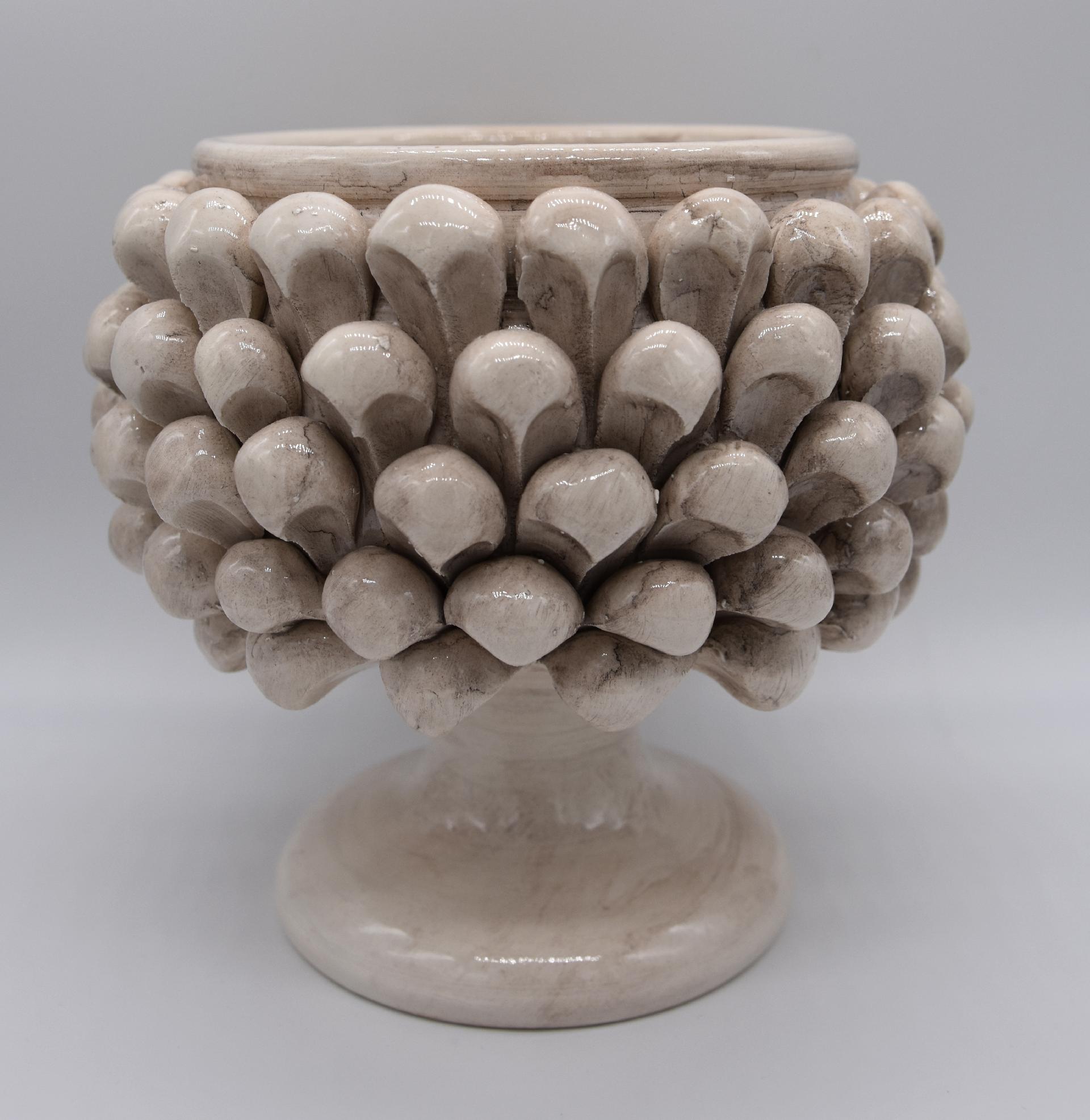 Mezza pigna con alzata decoro bianco antico Produzione artigianale di Caltagirone Diametro 15cm