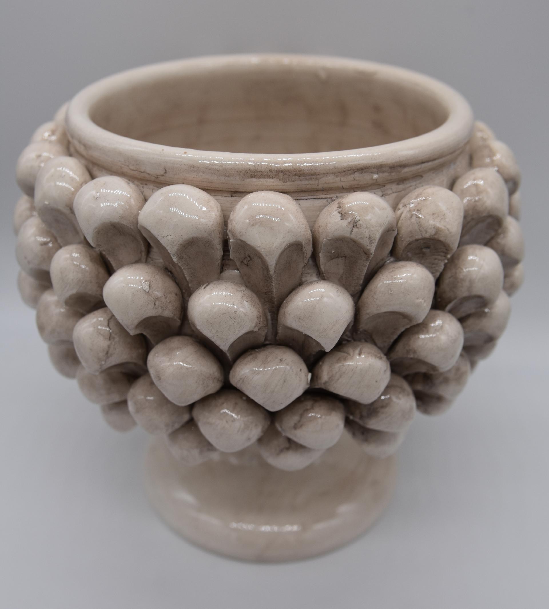 Mezza pigna con alzata decoro bianco antico Produzione artigianale di Caltagirone Diametro 15cm