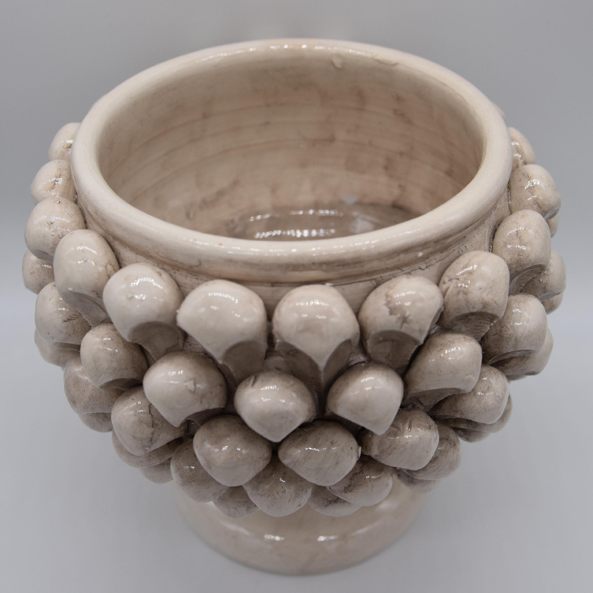 Mezza pigna con alzata decoro bianco antico Produzione artigianale di Caltagirone Diametro 15cm