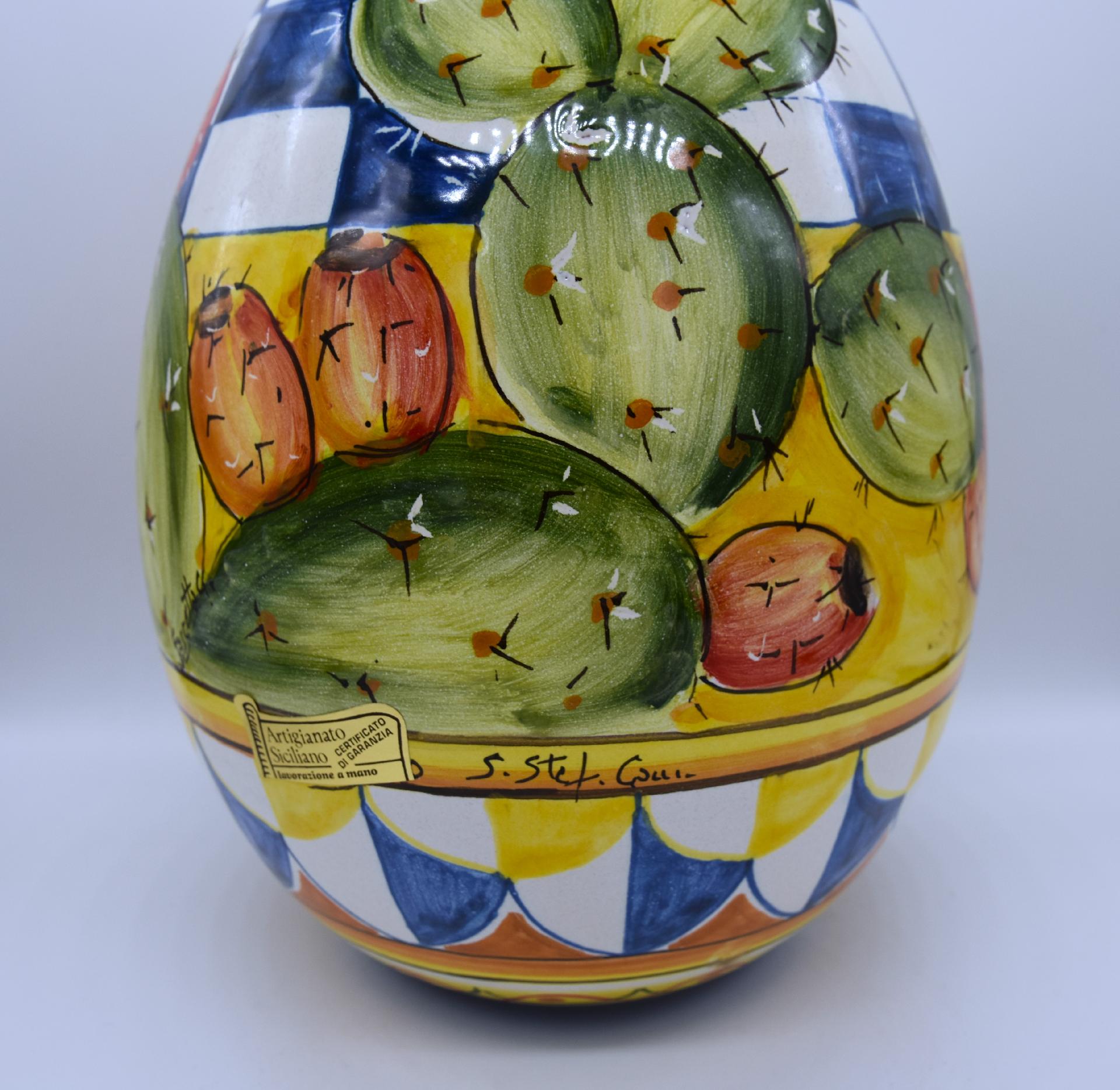 Uovo in ceramica con fichi d'india Produzione artigianale di Santo Stefano di Camastra h.25 cm