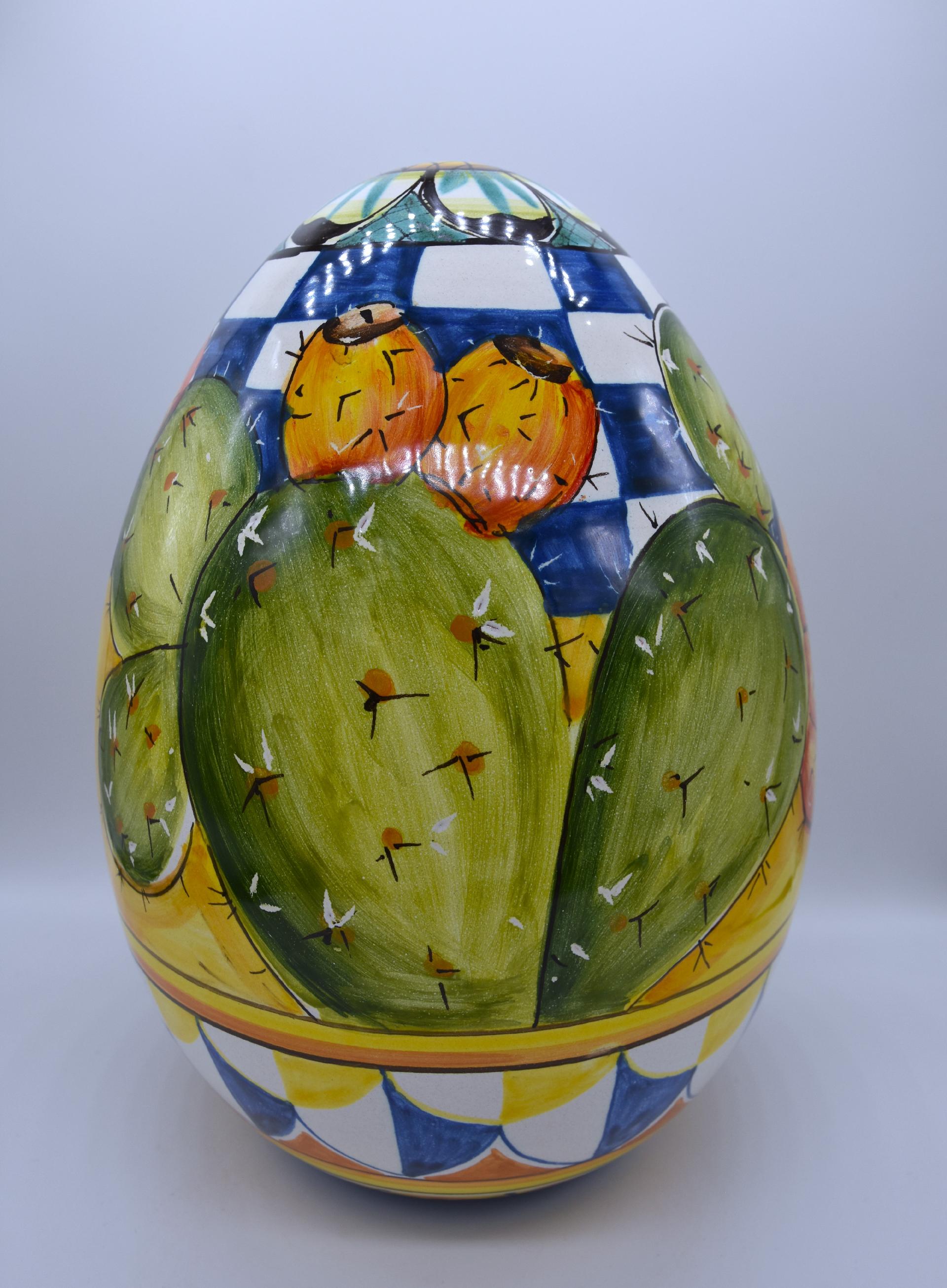 Uovo in ceramica con fichi d'india Produzione artigianale di Santo Stefano di Camastra h.25 cm