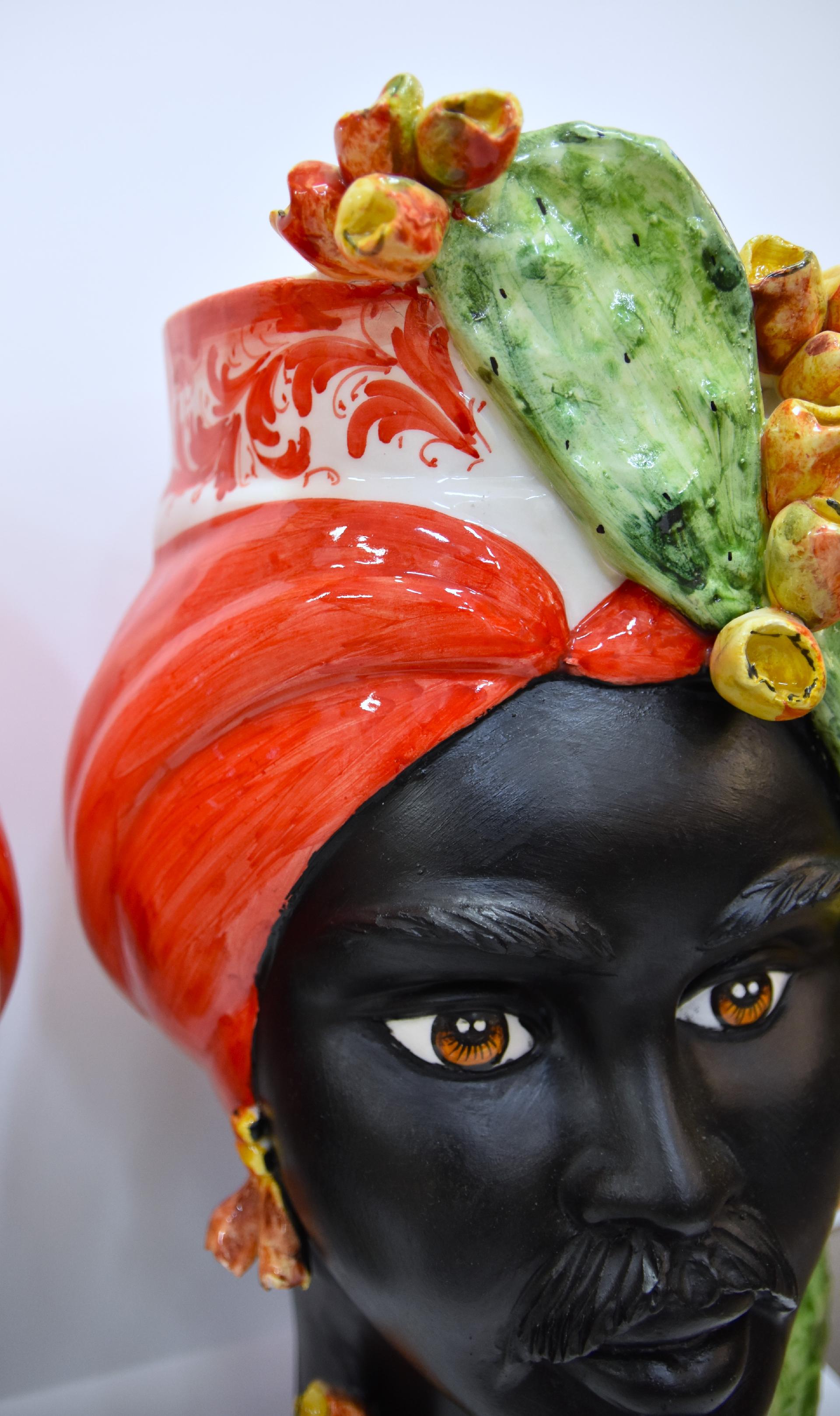 Coppia teste di moro con fichi d'india decoro turbante rosso fuoco Produzione artigianale di Caltagirone h.55cm