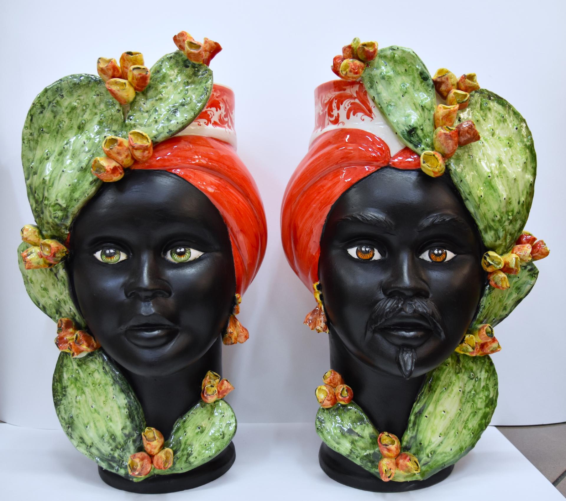 Coppia teste di moro con fichi d'india decoro turbante rosso fuoco Produzione artigianale di Caltagirone h.55cm