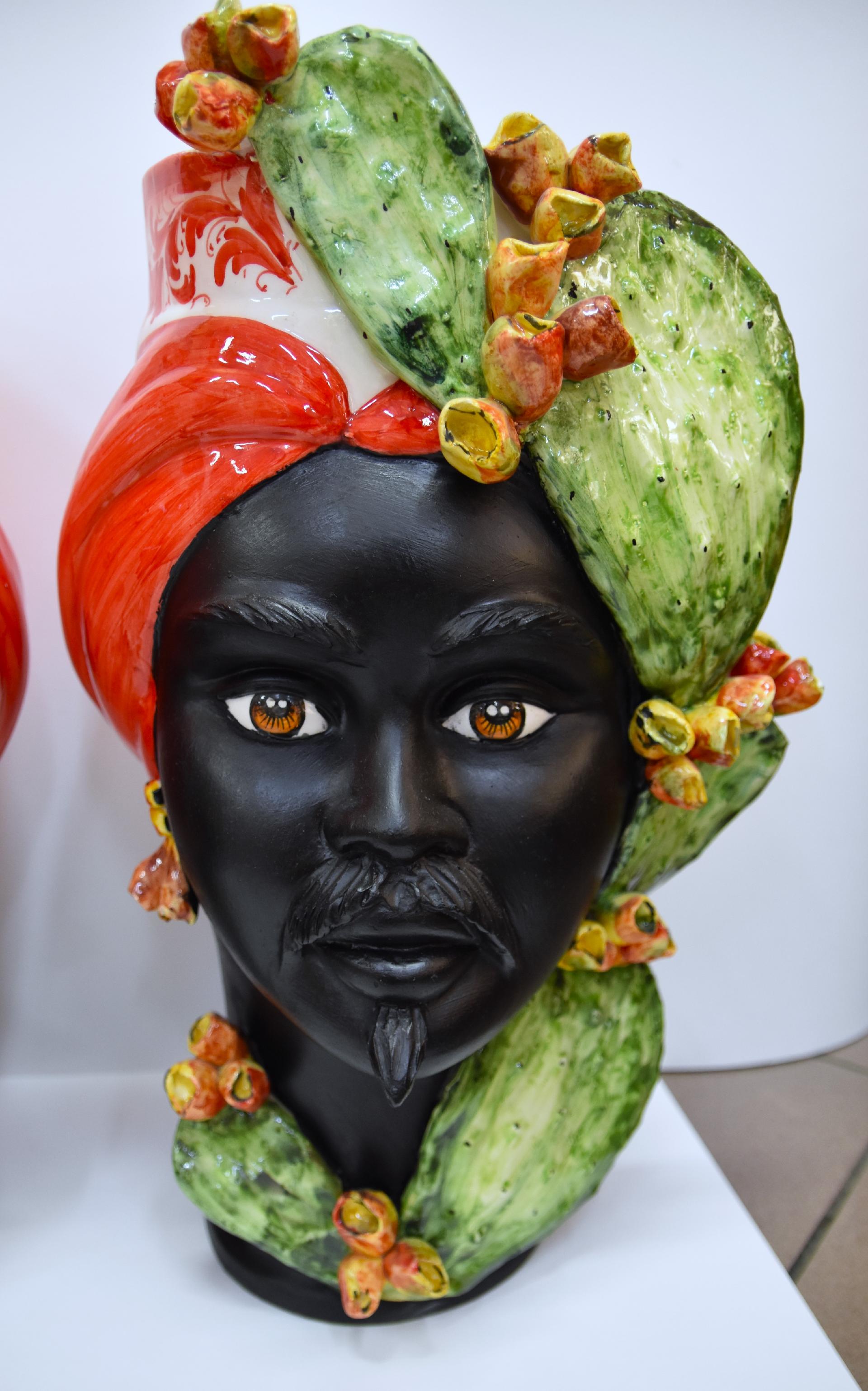 Coppia teste di moro con fichi d'india decoro turbante rosso fuoco Produzione artigianale di Caltagirone h.55cm