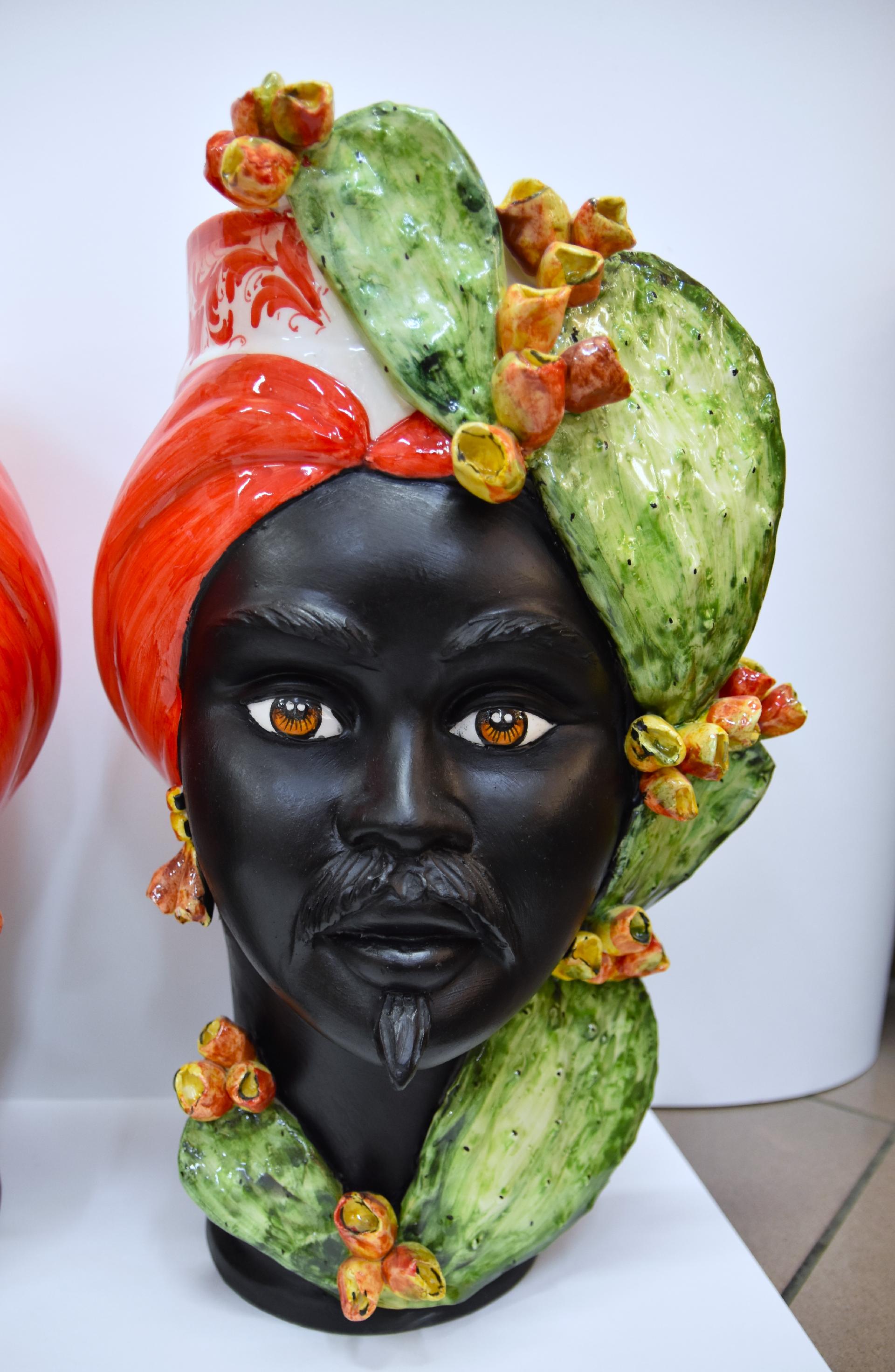 Coppia teste di moro con fichi d'india decoro turbante rosso fuoco Produzione artigianale di Caltagirone h.55cm