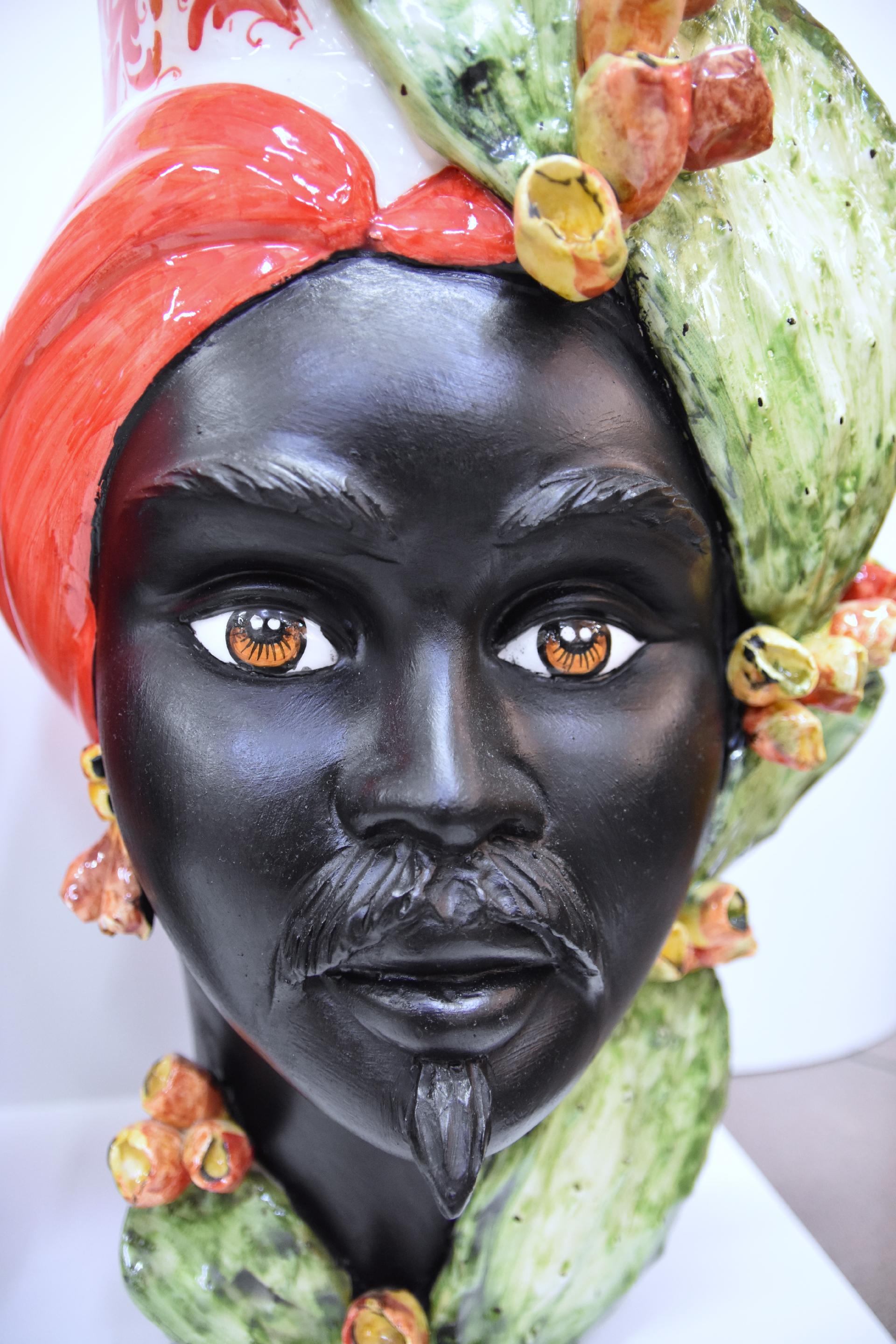 Coppia teste di moro con fichi d'india decoro turbante rosso fuoco Produzione artigianale di Caltagirone h.55cm