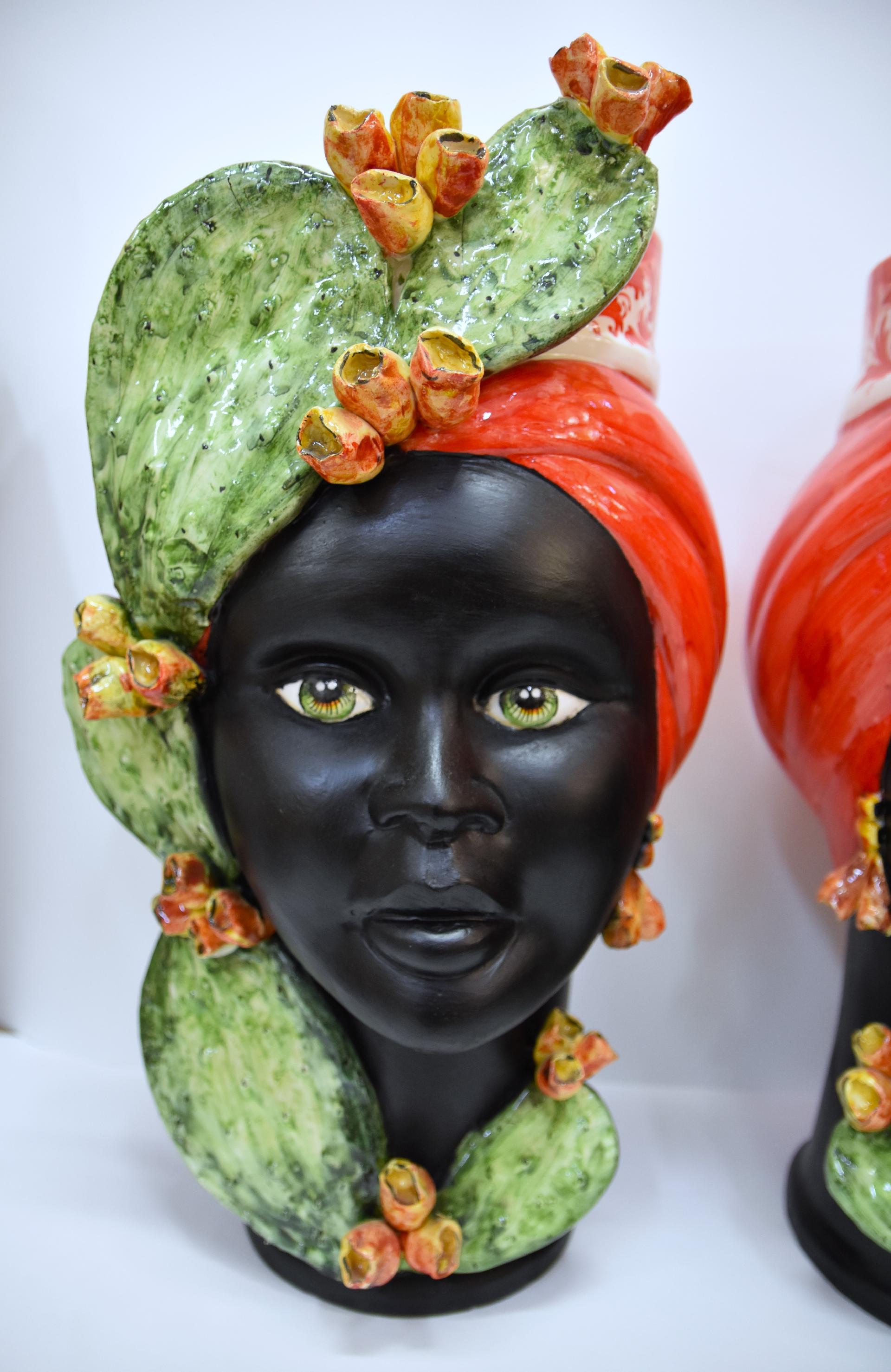 Coppia teste di moro con fichi d'india decoro turbante rosso fuoco Produzione artigianale di Caltagirone h.55cm