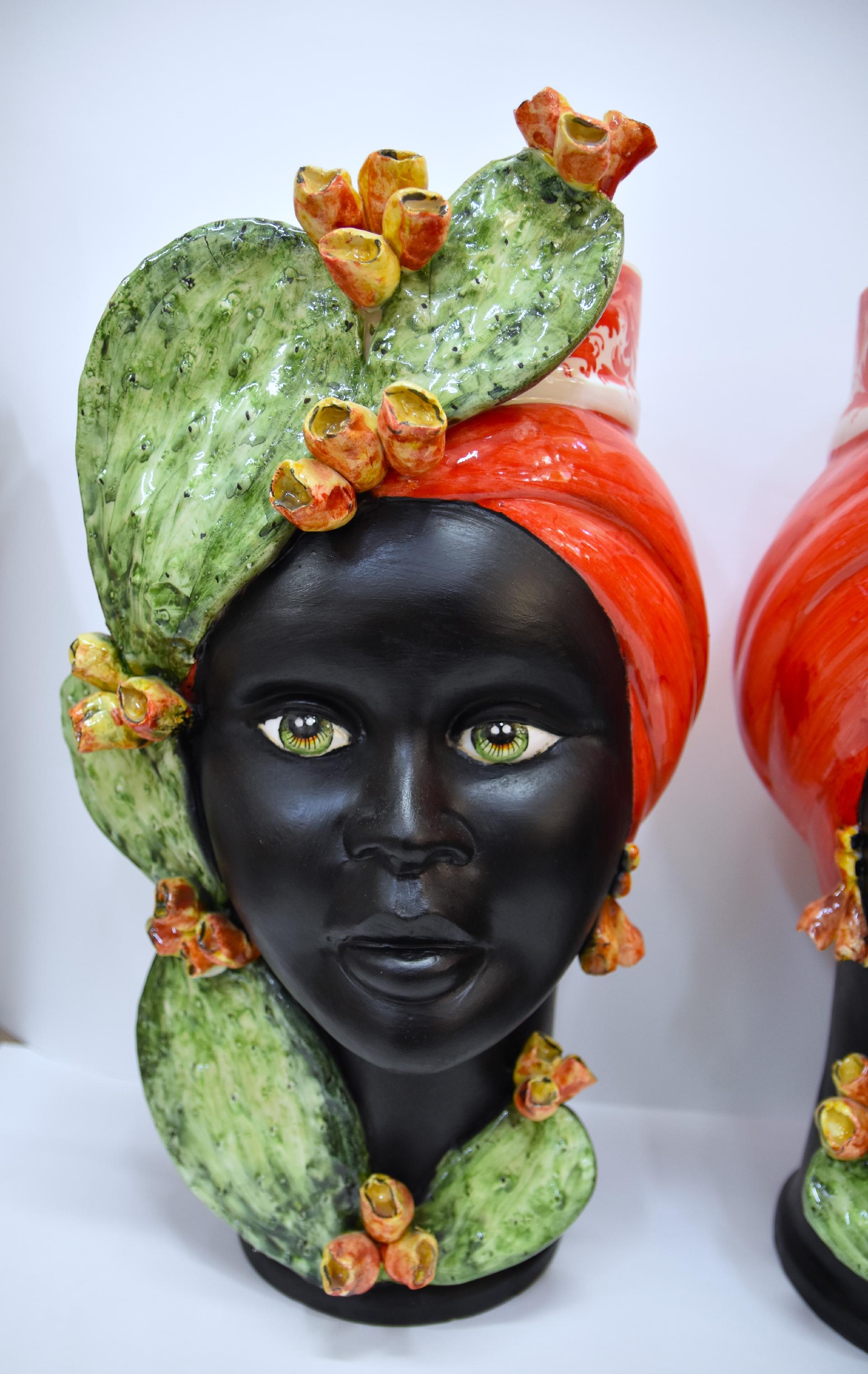 Coppia teste di moro con fichi d'india decoro turbante rosso fuoco Produzione artigianale di Caltagirone h.55cm