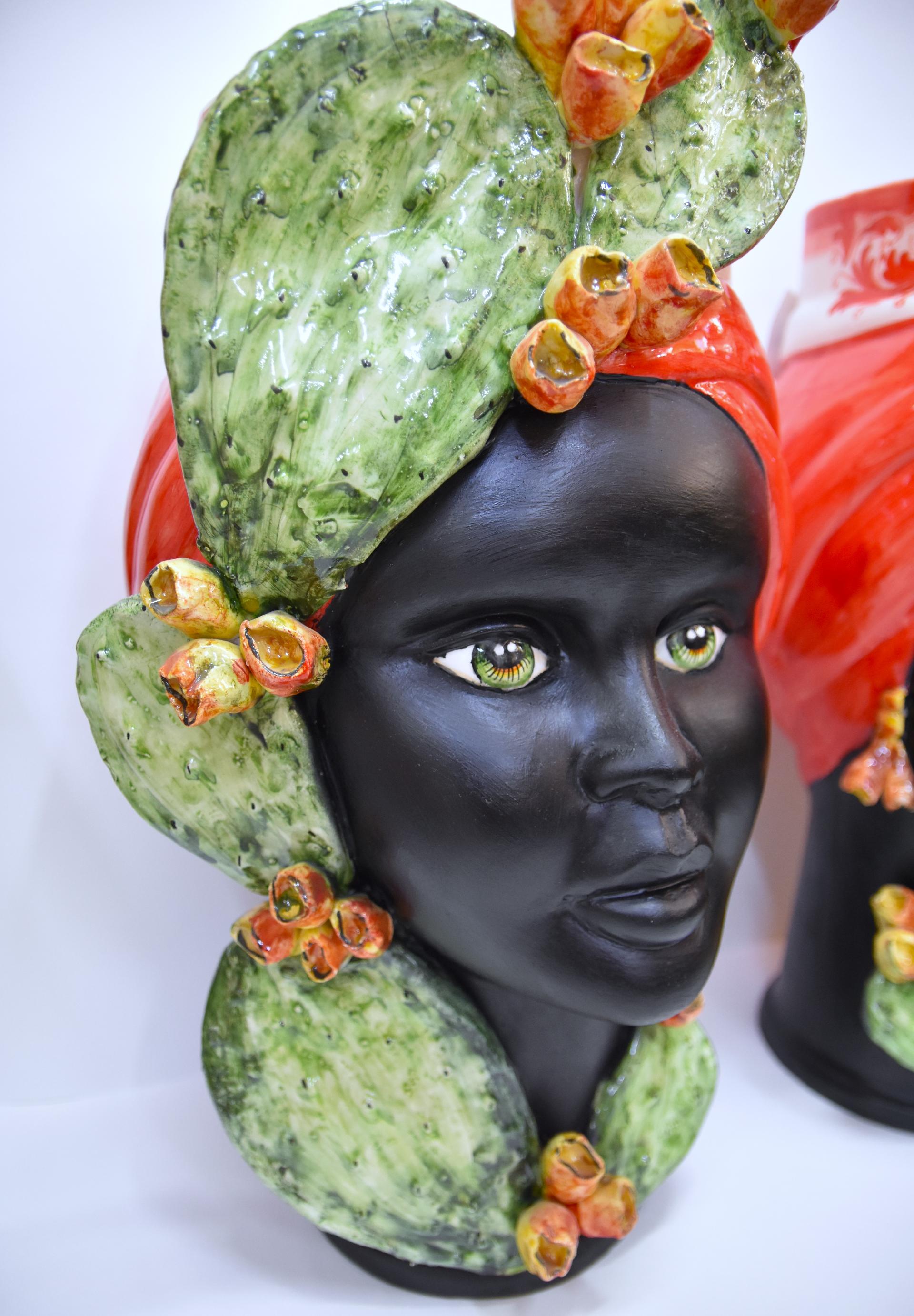 Coppia teste di moro con fichi d'india decoro turbante rosso fuoco Produzione artigianale di Caltagirone h.55cm